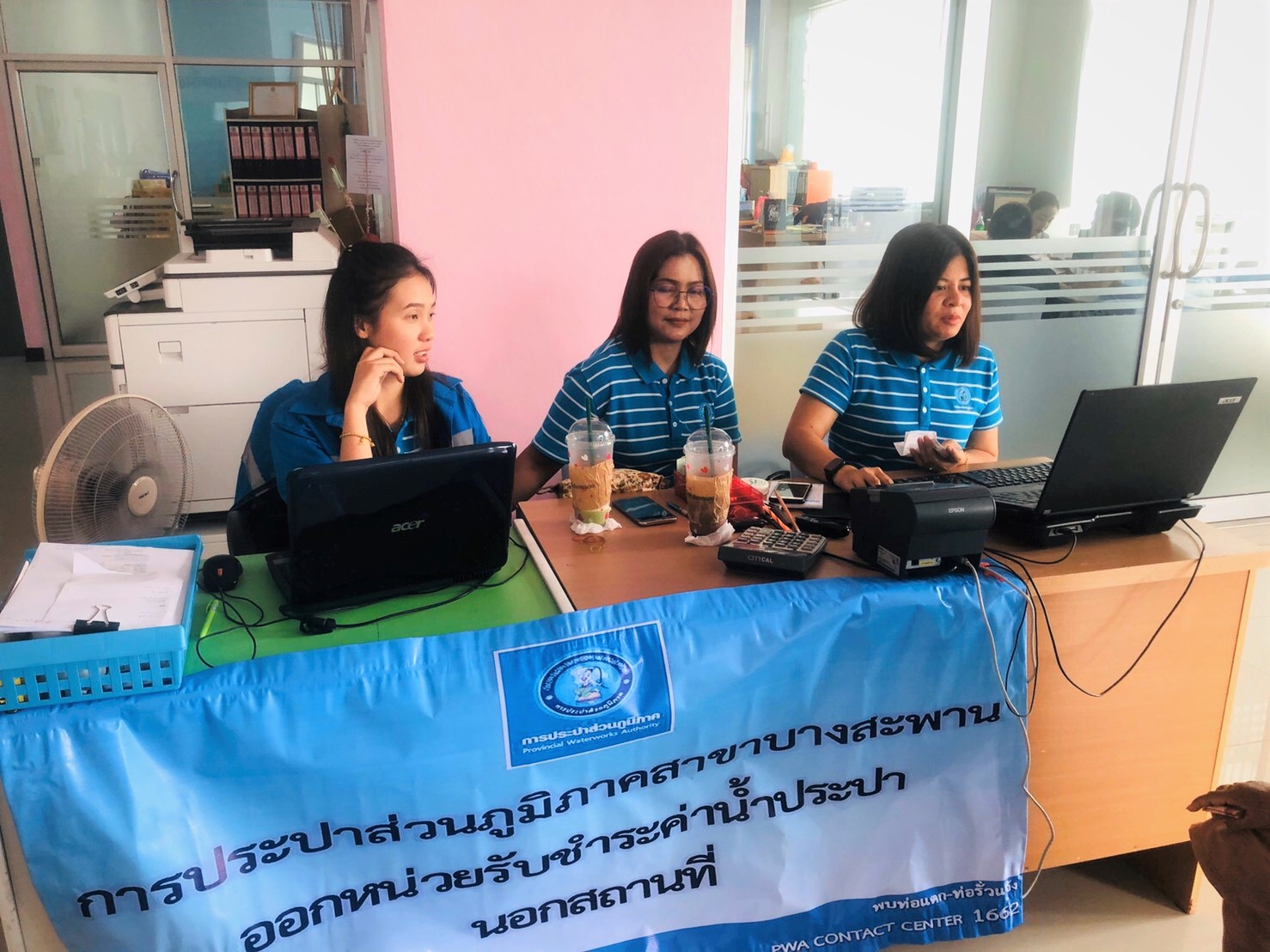 การประปาส่วนภูมิภาคสาขาบางสะพาน ออกหน่วยบริการรับชำระค่าน้ำและรับคำขอติดตั้งประปานอกสถานที่ ณ เทศบาลตำบลทับสะแก อ.ทับสะแก จ.ประจวบฯ เพื่อให้บริการและอำนวยความสะดวกแก่ผู้ใช้น้ำ ซึ่งมีระยะทางไกลจากสำนักงาน พร้อมประชาสัมพันธ์แนะนำการใช้ PWA Line Offical