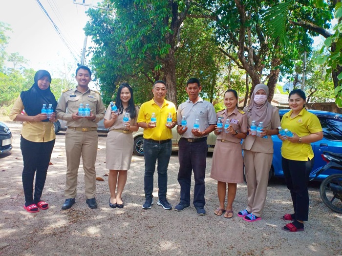 กปภ.สาขากันตัง ร่วมสนับสนุนน้ำดื่มบรรจุขวดตราสัญลักษณ์ กปภ. ในกิจกรรมโครงการ หน่วยบำบัดทุกข์ บำรุงสุข สร้างรอยยิ้มให้กับประชาชน จังหวัดตรัง