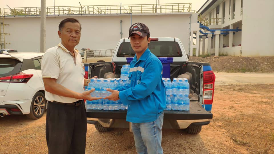 กปภ.สาขาคลองใหญ่ โดยนายพินิจ ศิลาแลง ได้มอบหมายให้ นายกะเสษฐ ชอบชูผล พร้อมด้วยนายจักรี หมวดโพธิ์กลาง ช่างโยธา 3 มอบน้ำดื่มบรรจุขวด จำนวน 240 ขวดให้แก่เจ้าหน้าที่และประชาชนที่ช่วยดับเพลิง