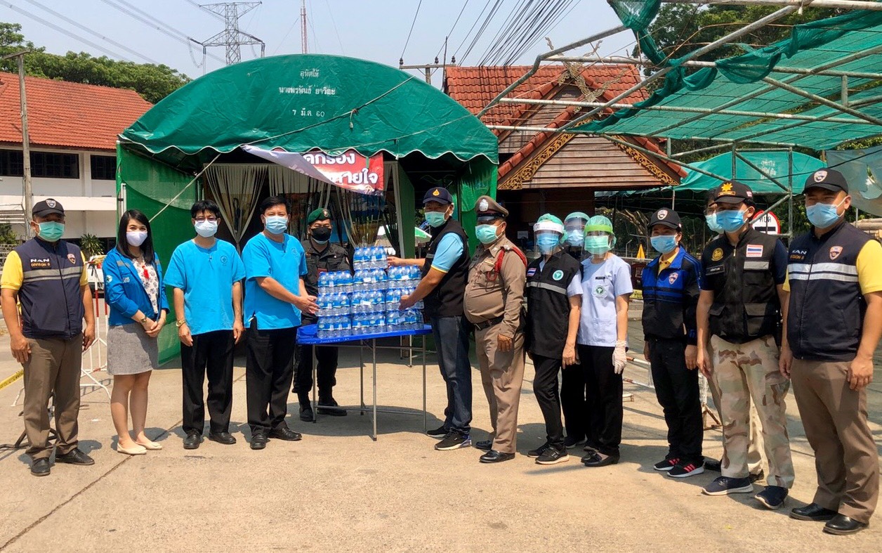 กปภ.สาขาน่าน โดยนายเรืองเดช ริกากรณ์ ผู้จัดการการประปาส่วนภูมิภาคสาขาน่าน ได้นำน้ำดื่มบรรจุขวดตราสัญลักษณ์ กปภ. มอบให้กับคณะเจ้าหน้าที่สาธารณสุข, เจ้าหน้าที่กรมการปกครอง, ทหาร, ตำรวจ, อสม. และผู้ที่เกี่ยวข้อง ที่ปฏิบัติหน้าที่ในการคัดกรองผู้ป่วย Covid-19 ณ ด่านบ้านห้วยน้ำอุ่น ต.อ่ายนาไลย อ.เวียงสา จ.น่าน เมื่อวันที่ 3 เมษายน 2563