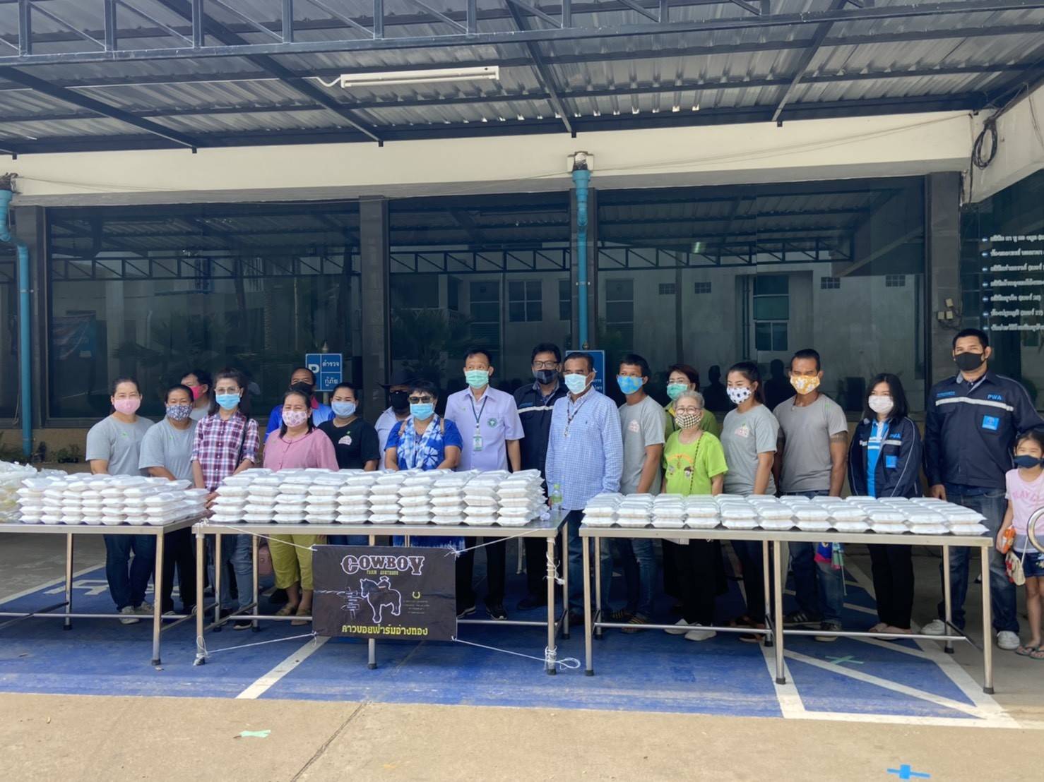 การประปาส่วนภูมิภาคสาขาวิเศษชัยชาญ มอบน้ำดื่มบรรจุขวดให้แก่โรงพยาบาลวิเศษชัยชาญ