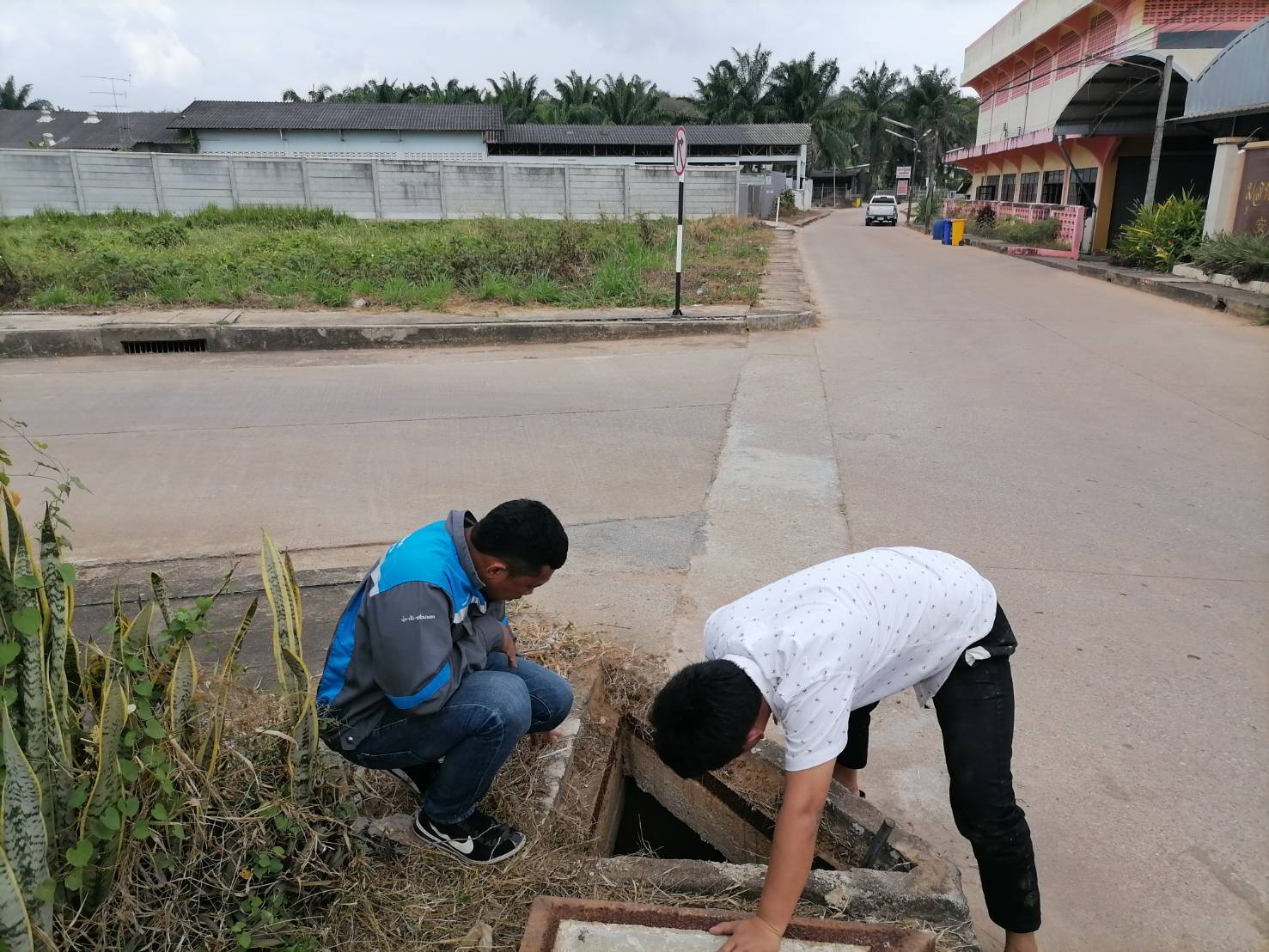 การประปาส่วนภูมิภาคสาขาท่าแซะ ลงพื้นที่ตรวจสอบเพื่อแก้ไขปัญหาน้ำไหลอ่อนให้กับผู้ใช้น้ำในเขตพื้นที่บ้านมาบอำมฤต ต.ดอนยาง อ.ปะทิว จ.ชุมพร