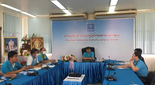วันที่ 31 มีนาคม 2564 ผู้จัดการ กปภ.สาขาลำพูน โดยนายพรพจน์ ฑีฆายุ พร้อมหัวหน้า พนักงานและลูกจ้าง กปภ.สาขาลำพูน จัดกิจกรรม Morning talk และประชุมสายงาน ครั้งที่ 3/2564 ตามแผนงานกิจกรรมเพื่อสร้างระบบและส่งเสริมความผูกพันในการดำเนินงาน ของพนักงาน กปภ.สาขาลำพูน และรับทราบนโยบายการทำงานต่าง ๆ จากผู้จัดการ และแลกเปลี่ยนความรู้ ความคิดเห็นในการทำงาน และติดตามผลการดำเนินงานศูนย์ราชการสะดวก ประจำปี 2564 เพื่อให้การทำงานเป็นไปตามเป้าหมาย