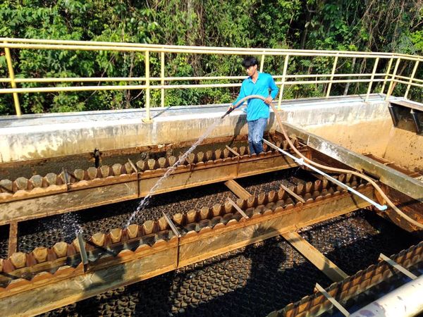 การประปาส่วนภูมิภาคสาขาตราด ดำเนินการล้างถังตกตะกอน ,โรงจ่ายสารเคมีและทำความสะอาดรอบบริเวณอาคาร ณ.สถานีผลิตน้ำบ่อไร่