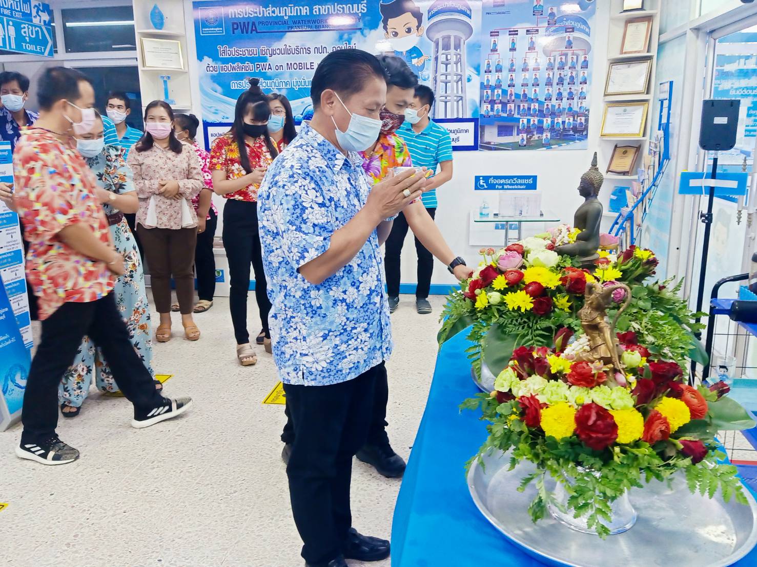 กปภ.สาขาปราณบุรี จัดกิจกรรมสรงน้ำพระ รดน้ำขอพรจากผู้อาวุโสเพื่อสืบสานประเพณีไทย เนื่องในเทศกาลสงกรานต์ ประจำปี 2564