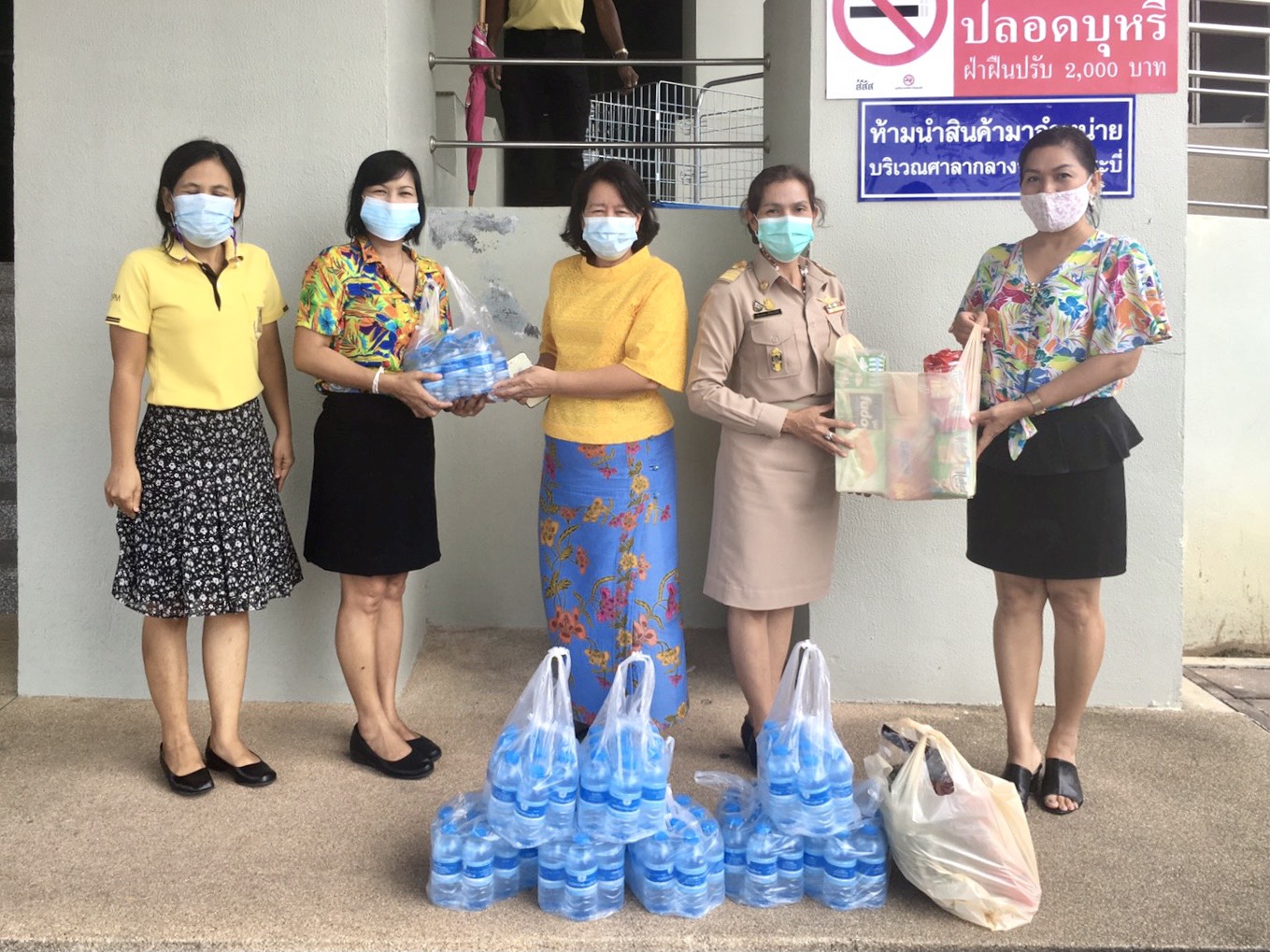 การประปาส่วนภูมิภาคสาขากระบี่ มอบน้ำดื่มบรรจุขวดตราสัญลักษณ์ กปภ. ในกิจกรรมส่งน้ำใจให้น้ำดื่ม แก่ศูนย์อำนวยการความปลอดภัยทางถนน จังหวัดกระบี่ สนับสนุนใช้กิจกรรมเยี่ยมจุดตรวจ จุดบริการประชาชน ช่วงเทศกาลสงกรานต์ พ.ศ.2564