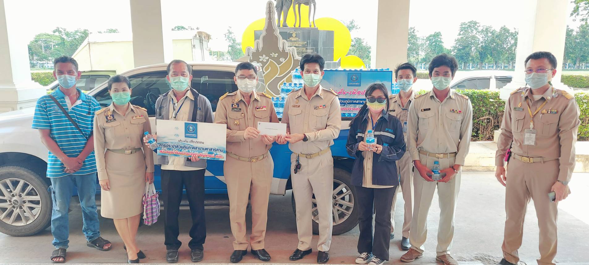 กปภ.สาขามหาสารคาม สนับสนุนน้ำดื่มตราสัญลักษณ์ กปภ. ให้กับศูนย์บริการช่วยเหลือผู้ได้รับผลกระทบ จากสถานการณ์การแพร่ระบาดของโรคติดเชื้อไวรัสโคโรนา 2019 (โควิด-19) จังหวัดมหาสารคาม