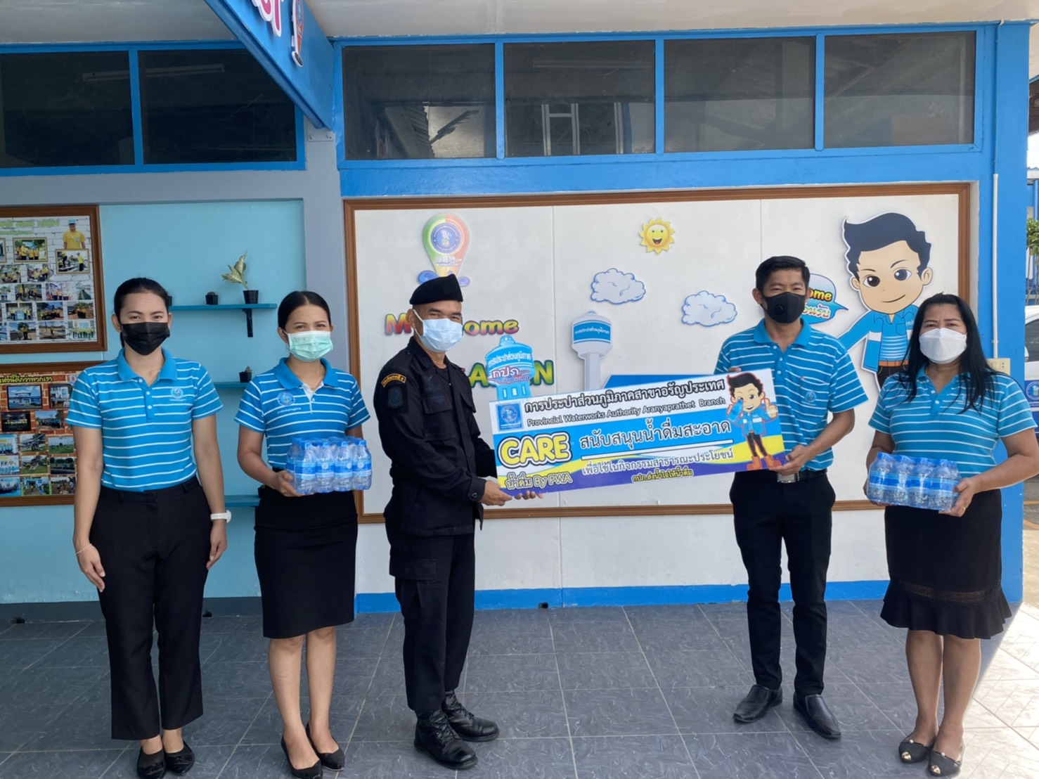 การประปาส่วนภูมิภาค(กปภ.) สาขาอรัญประเทศ นำโดย นายสกล ถุงทรัพย์ ผู้จัดการการประปาส่วนภูมิภาค สาขาอรัญประเทศ มอบน้ำดื่มบรรจุขวดตราสัญลักษณ์ กปภ. ให้กับกรมทหารพรานที่ 13