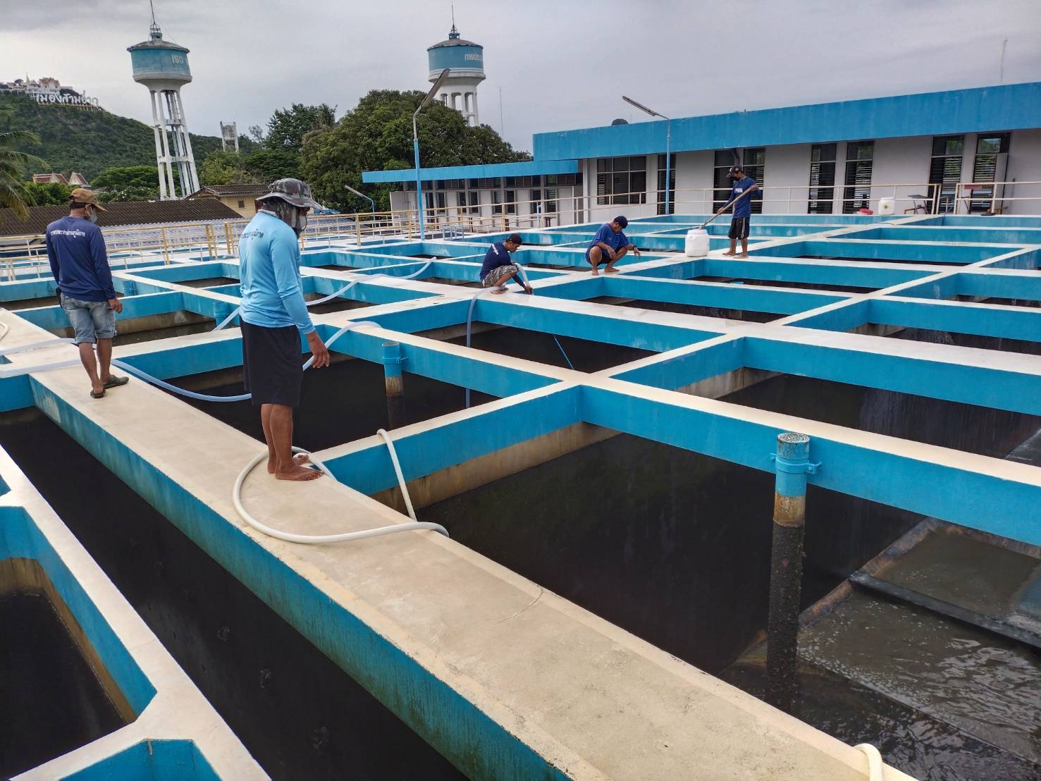 การประปาส่วนภูมิภาคสาขาประจวบคีรีขันธ์ ดำเนินการล้างถังตกตะกอนขนาด 400 ลบ.ม.