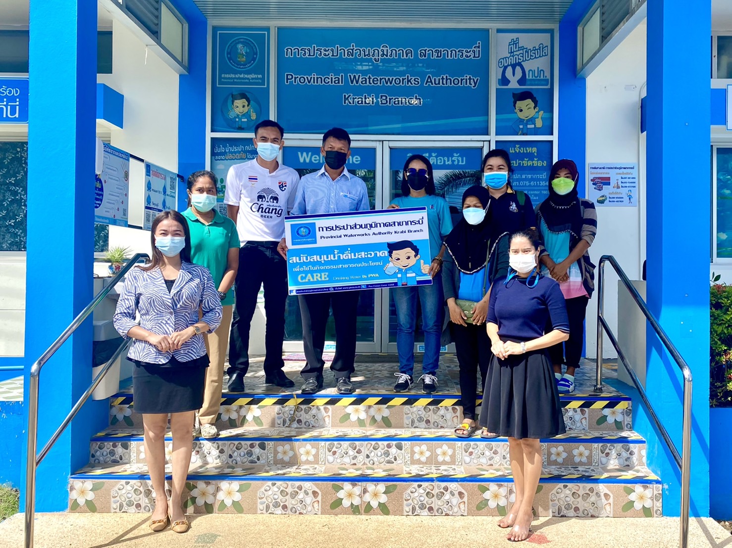 การประปาส่วนภูมิภาคสาขากระบี่ มอบน้ำดื่มบรรจุขวดตราสัญลักษณ์ กปภ. สำหรับบุคลากรทางการแพทย์และประชาชนผู้เข้ารับการฉีดวัคซีนป้องกัน Covid-19 จุดบริการ โรงเรียนบ้านเกาะกลาง ตำบลคลองประสงค์