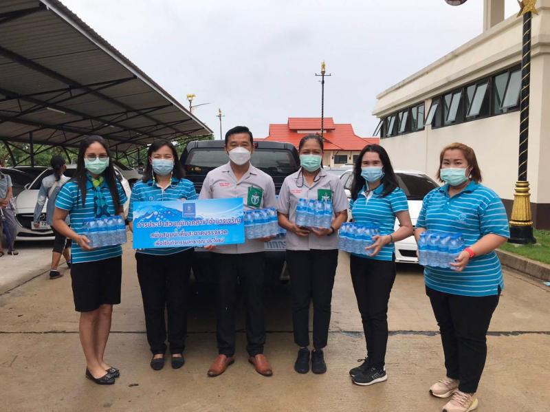 กปภ.สาขาอำนาจเจริญมอบน้ำดื่มสนับสนุนให้แก่ผู้ปฏิบัติงาน และประชาชนที่มารับการฉีดวัคซีน