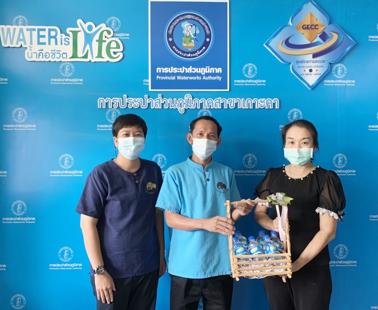 กปภ.สาขาเกาะคาสนับสนุนน้ำดื่มบรรจุขวด ให้กับโรงพยาบาลส่งเสริมสุขภาพตำบลบ้านท่าผา จำนวน 200 ขวด