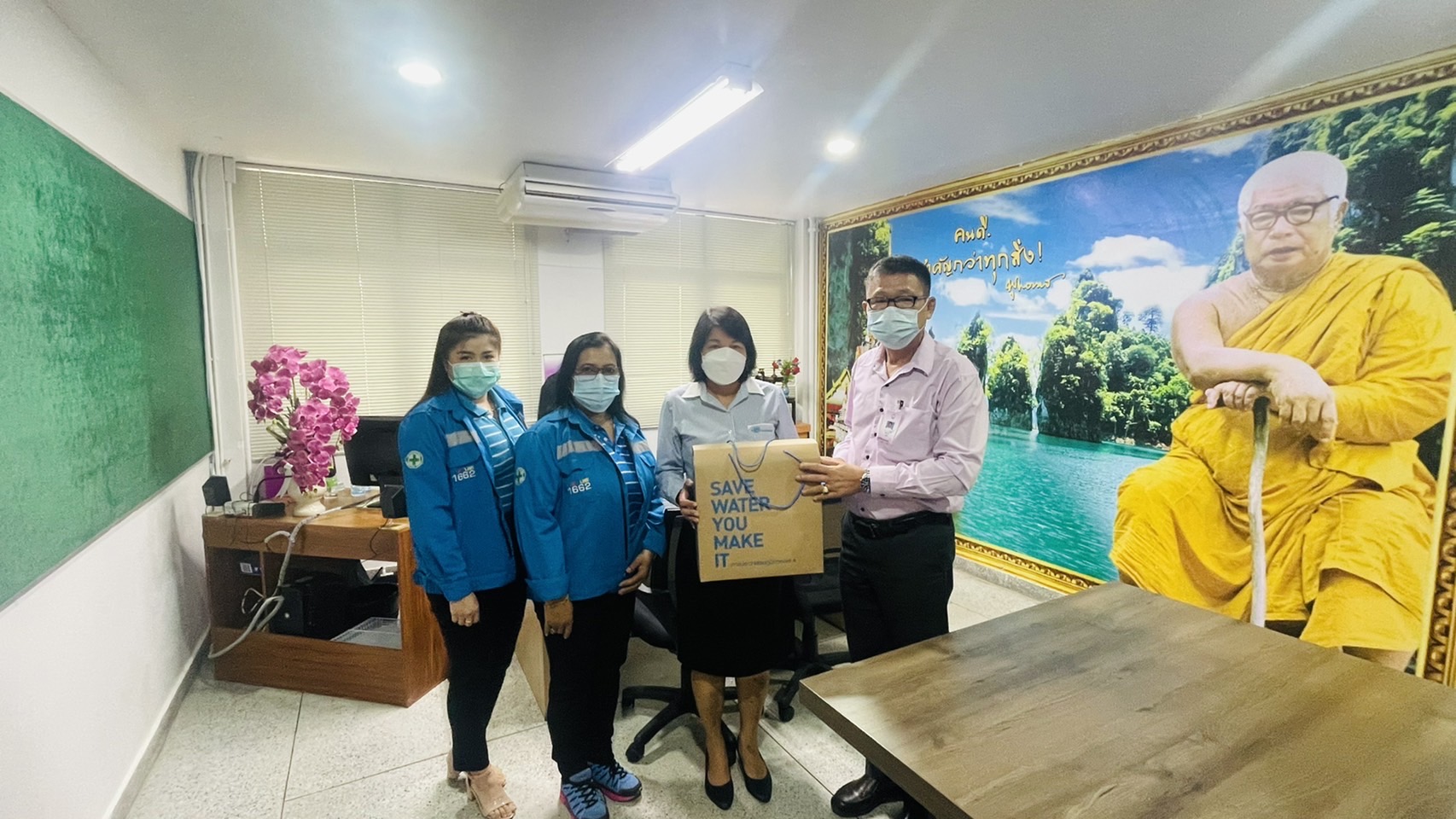 การประปาส่วนภูมิภาคสาขาไชยา ลงพื้นที่พบปะพูดคุยกับผู้ใช้น้ำรายใหญ่ จำนวน 2 ราย พร้อมมอบของที่ระลึก