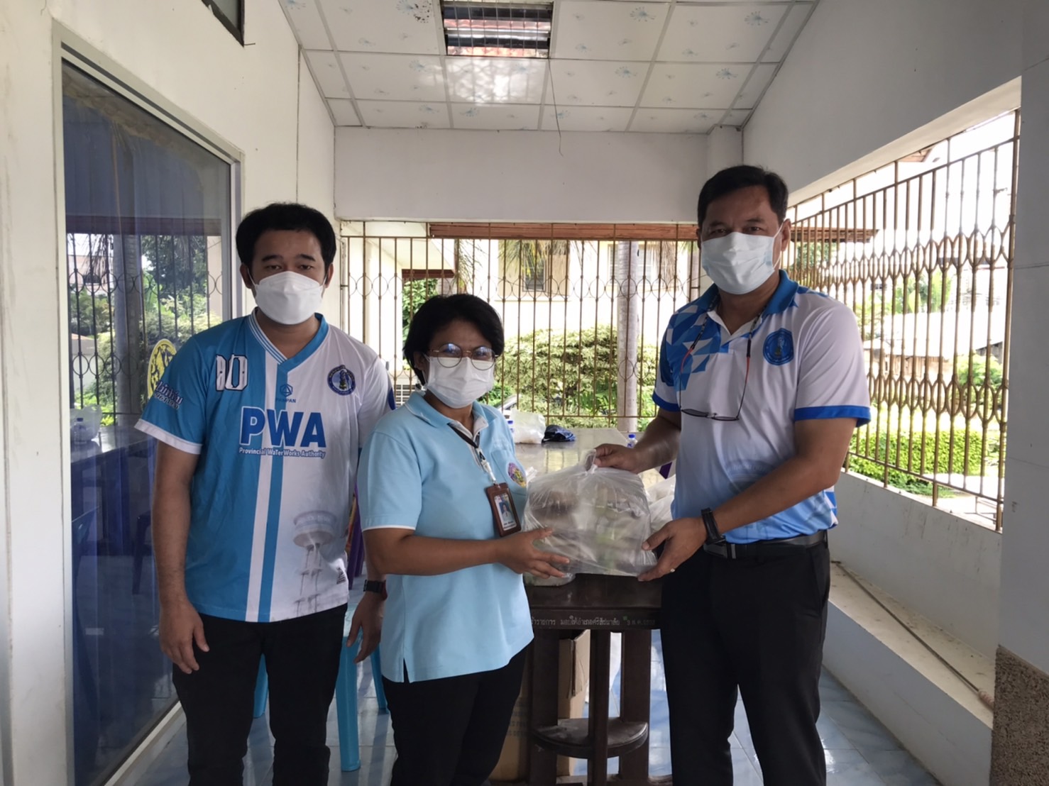 การประปาส่วนภูมิภาคสาขาศรีสัชนาลัย นำโดย นายกมล ประดุงรุก ผู้จัดการการประปาส่วนภูมิภาคสาขาศรีสัชนาลัยสนับสนุนอาหารกล่องบุคลากรทางการแพทย์ อำเภอศรีสัชนาลัย