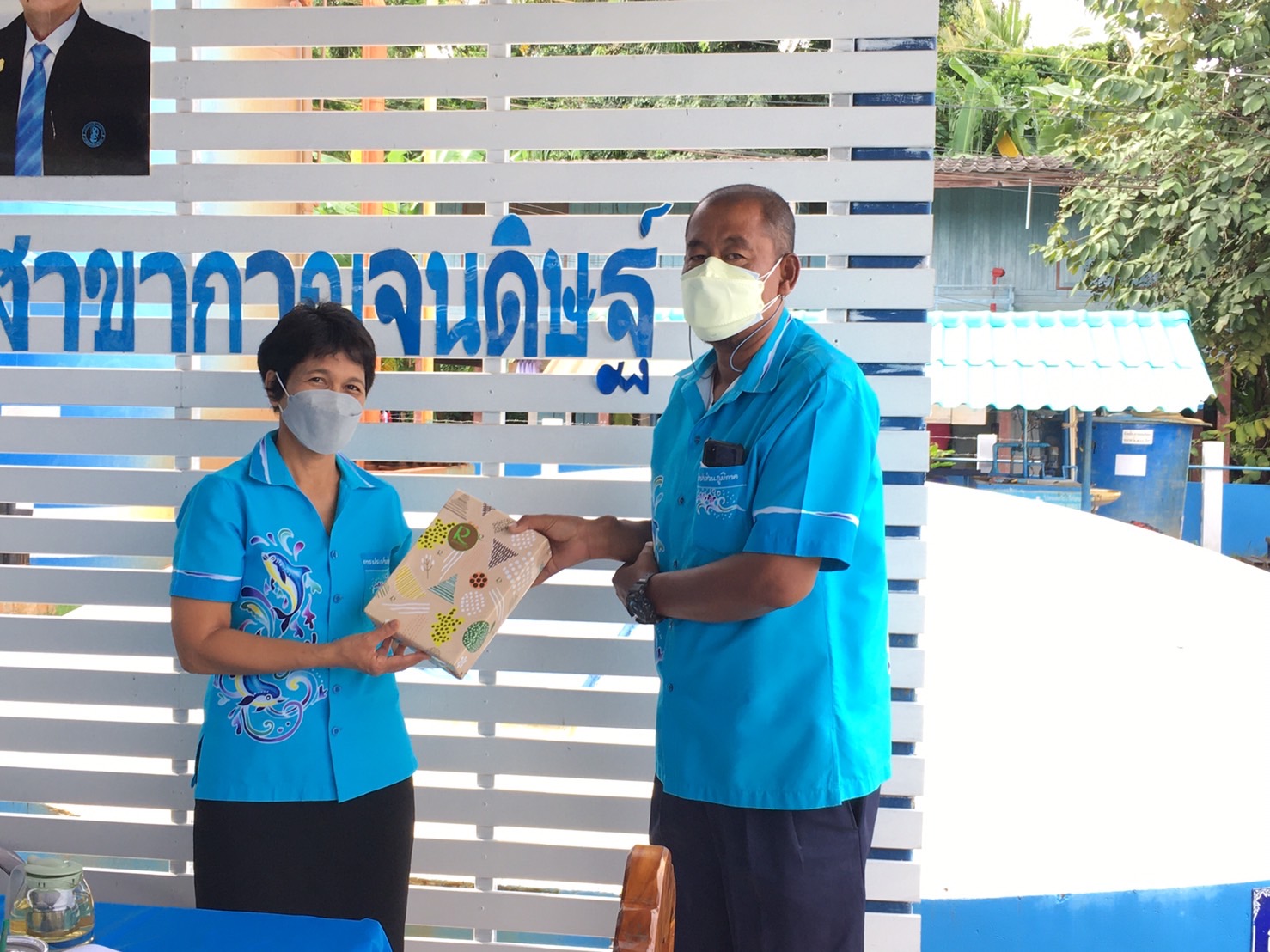 วันอังคารที่ 14 กันยายน 2564 ที่ผ่านมา กปภ.สาขากาญจนดิษฐ์ โดยนางอัญชลี รัตนสุภา ผู้จัดการ กปภ.สาขากาญจนดิษฐ์ ได้ดำเนินกิจกรรม �โครงการดาวเด่นประจำไตรมาส 4/2564� เพื่อให้พนักงานในสังกัด ได้ร่วมกันคัดเลือกเพื่อนร่วมงานที่ปฏิบัติตนเป็นแบบอย่างที่ดี และประกาศยกย่องชมเชย ในการนี้ พนักงานที่ได้รับการคัดเลือกให้เป็นดาวเด่นประจำไตรมาส 4/2564 ของการประปาส่วนภูมิภาคสาขากาญจนดิษฐ์ ได้แก่ นายศรายุทธ หนูยัง ตำแหน่งนายช่างไฟฟ้า 7 สังกัดงานผลิต