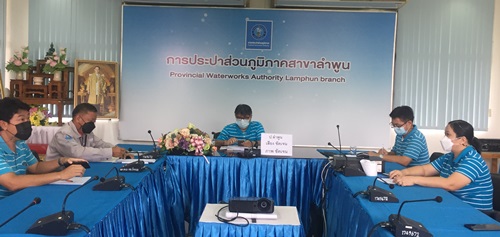 วันที่ 21 กันยายน 2564 ผู้จัดการ กปภ.สาขาลำพูน โดยนายพรพจน์ ฑีฆายุ พร้อมหัวหน้างาน พนักงานและลูกจ้าง กปภ.สาขาลำพูน จัดกิจกรรม Morning talk และประชุมสายงาน ครั้งที่ 9/2564 ตามแผนงานกิจกรรมเพื่อสร้างระบบและส่งเสริมความผูกพันในการดำเนินงาน ของพนักงาน กปภ.สาขาลำพูน และรับทราบนโยบายการทำงานต่าง ๆ จากผู้จัดการ และแลกเปลี่ยนความรู้ ความคิดเห็นในการทำงาน พร้อมทั้งกำชับพนักงานในสังกัด ให้เตรียมความพร้อมในช่วงสถานการณ์โควิด-19 ให้มีการจัดเตรียมอุปกรณ์ในการป้องกันในการให้บริการลูกค้า อย่างเพียงพอ เพื่อให้บริการลูกค้าที่มารับบริการภายในอาคารสำนักงาน พร้อมทั้ง งานอำนวยการได้ทำการแลกเปลี่ยนเรียนรู้ ในการให้บริการออนไลน์ ในไลน์ @pwathailand ของ กปภ. เพื่อรองรับความต้องการของลูกค้าในสถานการณ์ โควิด -19