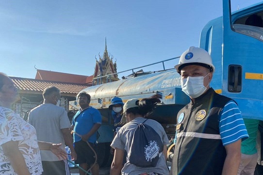 กปภ.สาขาชัยภูมิ นำรถบรรทุกน้ำแจกจ่ายลูกค้า ช่วยบรรเทาความเดือดร้อนจากสถานการณ์น้ำท่วม