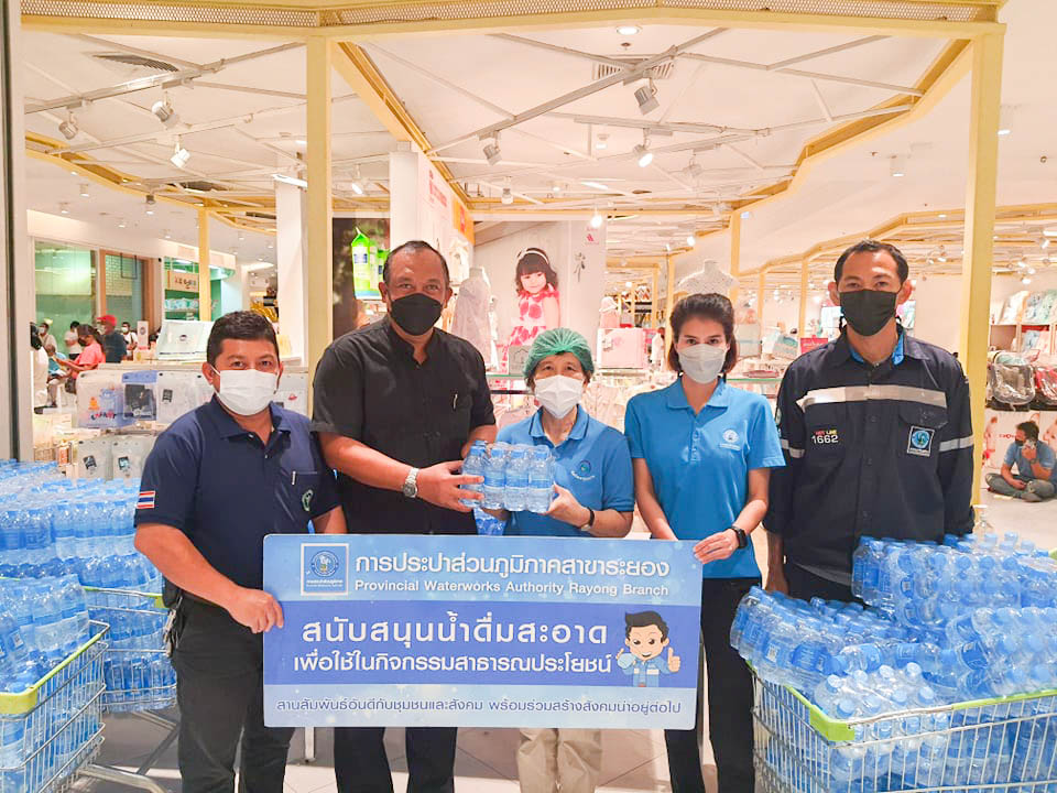 กปภ.สาขาระยอง มอบน้ำดื่มบรรจุขวดแก่จุดบริการฉีดวัคซีนโควิด-19 โรงพยาบาลระยอง ณ ศูนย์การค้าแพชชั่น ช้อปปิ้งเดสติเนชั่น