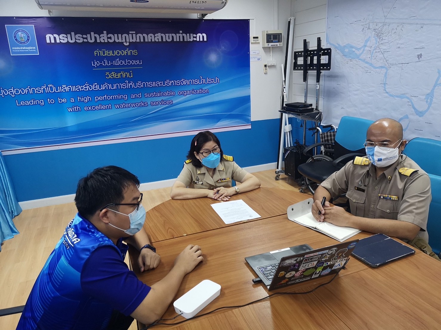 กปภ.สาขาท่ามะกา ร่วมกับงานพัฒนาเทคโนโลยีควบคุมระยะไกล กองเทคโนโลยีสารสนเทศระบบประปา (กทป.) ได้ประชุมเพื่อหาแนวทางการนำเข้าข้อมูลจากระบบควบคุมการผลิตน้ำด้วย PLC ในการจัดทำรูปแบบข้อมูล และเชื่อมโยงข้อมูลมายังระบบวิเคราะห์และบริหารจัดการงานผลิต-จ่าย (scadamc.pwa.co.th)วันที่ 11 ตุลาคม 2564