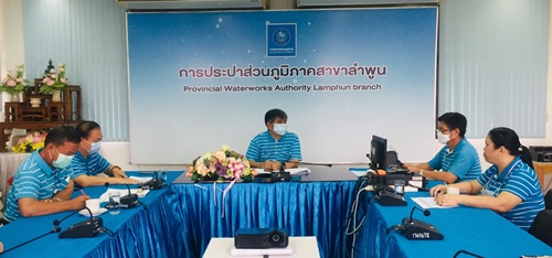 วันที่ 19 ตุลาคม 2564 ผู้จัดการ กปภ.สาขาลำพูน โดยนายพรพจน์ ฑีฆายุ พร้อมหัวหน้างาน พนักงานและลูกจ้าง กปภ.สาขาลำพูน จัดกิจกรรม Morning talk และประชุมสายงาน ครั้งที่ 1/2565 ตามแผนงานกิจกรรมเพื่อสร้างระบบและส่งเสริมความผูกพันในการดำเนินงาน ของพนักงาน กปภ.สาขาลำพูน และรับทราบนโยบายการทำงานต่าง ๆ จากผู้จัดการ และแลกเปลี่ยนความรู้ ความคิดเห็นในการทำงาน พร้อมทั้งกำชับพนักงานในสังกัด ให้เตรียมความพร้อมในช่วงสถานการณ์โควิด-19 ให้มีการจัดเตรียมอุปกรณ์ในการป้องกันในการให้บริการลูกค้า อย่างเพียงพอ เพื่อให้บริการลูกค้าที่มารับบริการภายในอาคารสำนักงาน พร้อมทั้งต้อนรับหัวหน้างานบริการฯ ที่เข้ารับตำแหน่งใหม่ และแลกเปลี่ยนแนวทางการบริหารงานต่อพนักงาน
