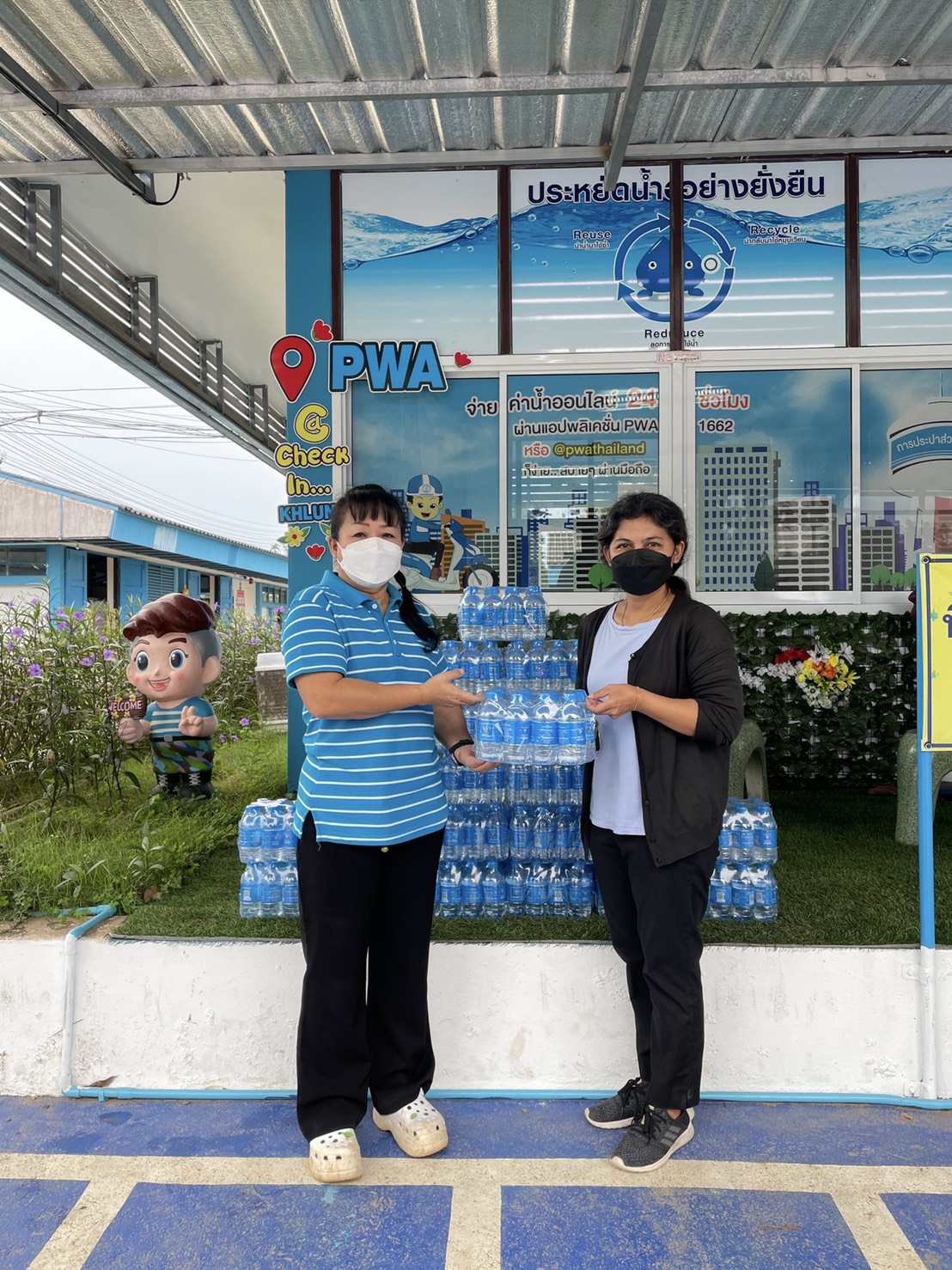 กปภ.สาขาขลุง มอบน้ำดื่มบรรจุขวดตราสัญลักษณ์ กปภ.