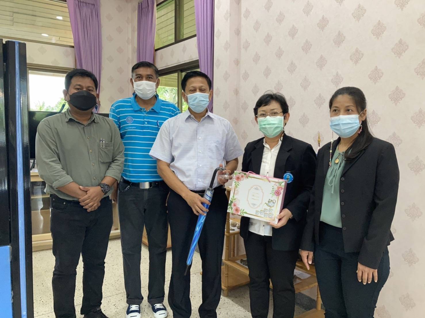ผู้จัดการการประปาส่วนภูมิภาคสาขาอ่าวลึก เข้ารายงานตัว พร้อมมอบของที่ระลึก แก่นายสมยศ ณ นคร นายอำเภออ่าวลึก