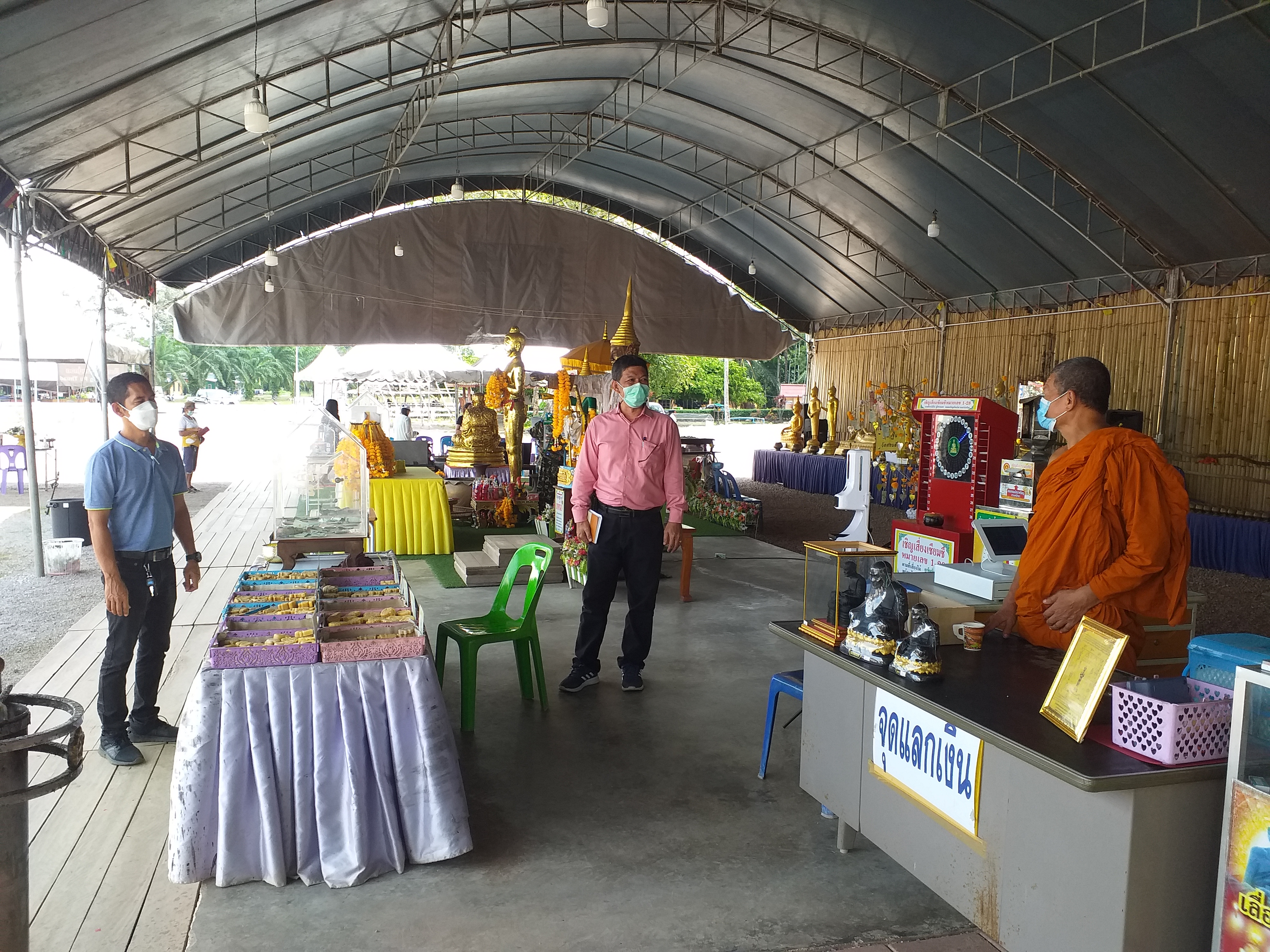 ในวันพุธที่ 20 ตุลาคม 2564 การประปาส่วนภูมิภาคสาขากาญจนดิษฐ์ นำโดย นายสุรพงศ์ สมหวัง ผู้จัดการการประปาส่วนภูมิภาคสาขากาญจนดิษฐ์ พร้อมด้วยนายอัครเดช เพ็ชรโชติ หัวหน้างานผลิต นายวะโรทัย ขุ่ยศร หัวหน้างานบริการและควบคุมน้ำสูญเสีย และนายสุพจน์ ศรีรักษ์ นายช่างเครื่องกล 7 ได้ลงพื้นที่เยี่ยมชมสถานีจ่ายน้ำดอนสัก เขตจำหน่ายน้ำดอนสักและสำนักงานดอนสักและเข้านมัสการเจ้าอาวาส วัดดอนสัก ซึ่งเจ้าอาวาสติดกิจนิมนต์ที่วัดทุ่งอ่าว โดยผู้จัดการได้มอบหมายให้งานผลิตทำการบริหารน้ำดิบให้สอดคล้องกับแผนงาน เพื่อการบริหารจัดการแหล่งน้ำดิบอย่างเพียงพอในการผลิตน้ำประปาให้กับลูกค้าต่อไป