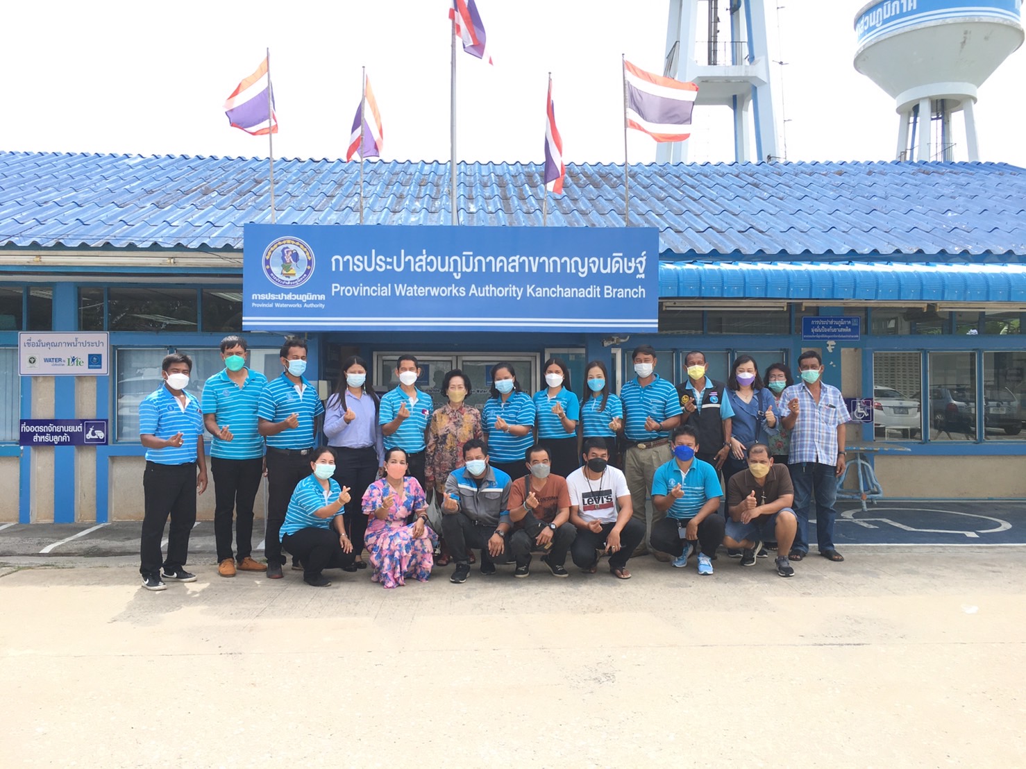 ในวันศุกร์ที่ 15 ตุลาคม 2564 การประปาส่วนภูมิภาคสาขากาญจนดิษฐ์ นำโดย นายสุรพงศ์ สมหวัง ผู้จัดการการประปาส่วนภูมิภาคสาขากาญจนดิษฐ์ มอบหมายนางสาวรัชนีพร เกิดวัน หัวหน้าอำนวยการ ให้การต้อนรับนายอัครเดช เพ็ชรโชติ และเพื่อนพนักงานจาก การประปาส่วนภูมิภาคสาขาท่าแซะ ในการย้ายทารับตำแหน่งหัวหน้างานผลิต การปาประส่วนภูมิภาคสาขากาญจนดิษฐ์ โดยได้นำเสนอถึงภาพรวมและบริบทการดำเนินการของ กปภ.สาขากาญจนดิษฐ์เป็นการเบื้องต้น