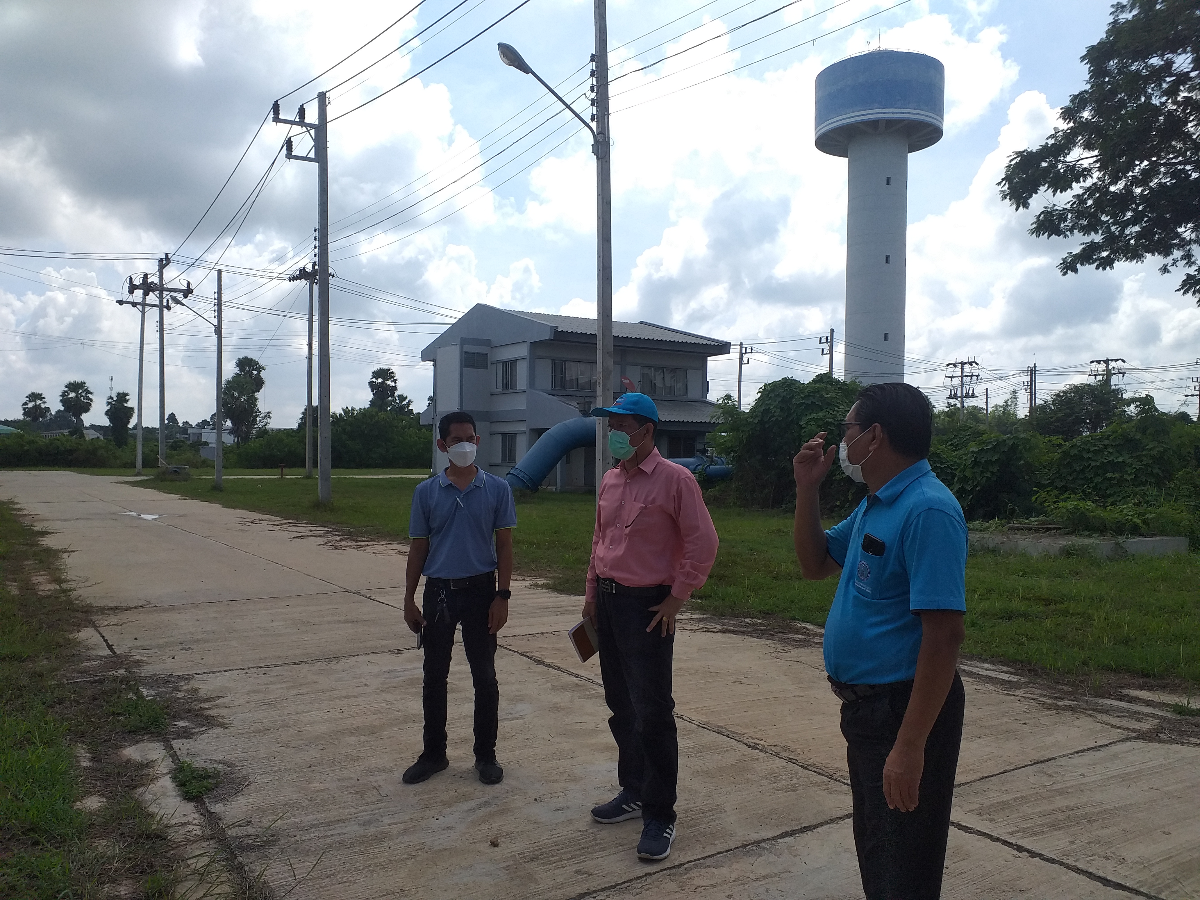 ในวันพุธที่ 20 ตุลาคม 2564 การประปาส่วนภูมิภาคสาขากาญจนดิษฐ์ นำโดย นายสุรพงศ์ สมหวัง ผู้จัดการการประปาส่วนภูมิภาคสาขากาญจนดิษฐ์ พร้อมด้วยนายอัครเดช เพ็ชรโชติ หัวหน้างานผลิต นายวะโรทัย ขุ่ยศร หัวหน้างานบริการและควบคุมน้ำสูญเสีย และนายสุพจน์ ศรีรักษ์ นายช่างเครื่องกล 7 ได้ลงพื้นที่เยี่ยมชมสถานีเพิ่มแรงดันพลายวาส แม่ข่ายกาญจนดิษฐ์ เพื่อพูดคุยรับทราบปัญหาและดำเนินการวางแผนปรับปรุงแก้ไข เพื่อการบริหารจัดการแหล่งน้ำดิบอย่างเพียงพอในการผลิตน้ำประปาให้กับลูกค้าต่อไป