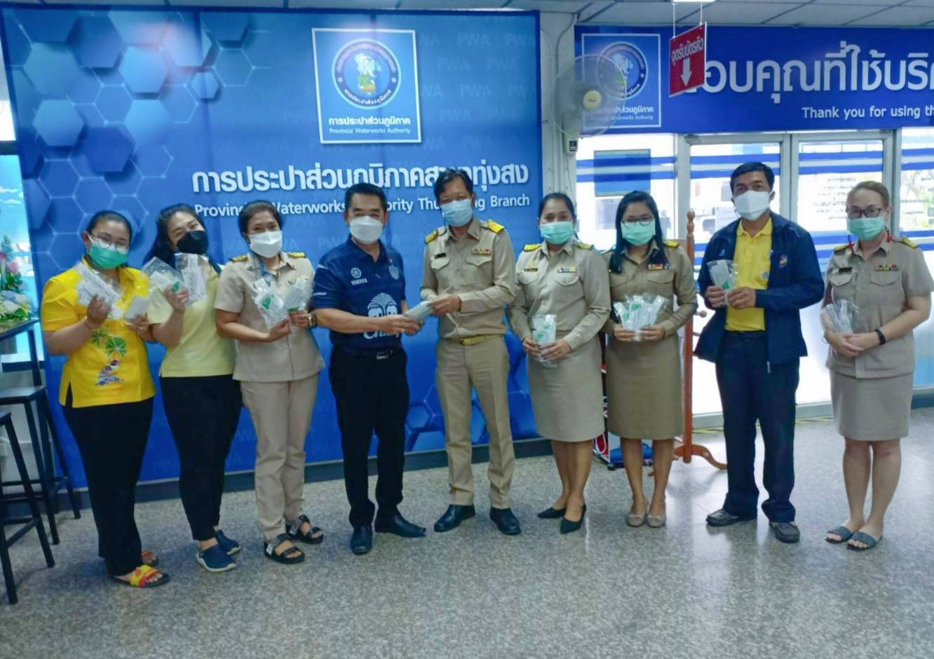 นายสมศักดิ์ แสงอารยะกุล คณะที่ปรึกษา รองนายกรัฐมนตรีกระทรวงสาธารณสุข ส่งมอบชุดตรวจ ATK แก่ การประปาส่วนภูมิภาคสาขาทุ่งส