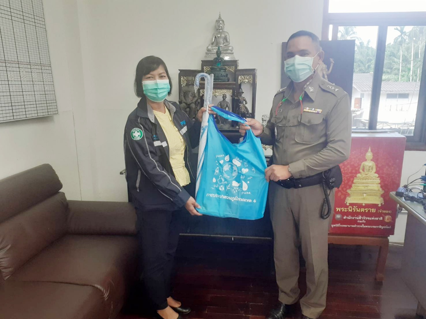 นางเพ็ญศรี ชตีพานี ผู้จัดการการประปาส่วนภูมิภาคสาขาคลองท่อม เข้ารายงานตัว แก่ พ.ต.ท. ณภัทร หนูเสน รองผกก.ป.ฯ สภ.ลำทับ