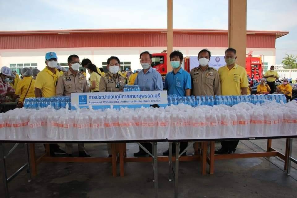 กปภ.สาขาสุพรรณบุรี สนับสนุนน้ำดื่มบรรจุขวดตราสัญลักษณ์ กปภ. สำหรับการจัดตั้งโรงครัวพระราชทาน ช่วยเหลือผู้ประสบภัยน้ำท่วม