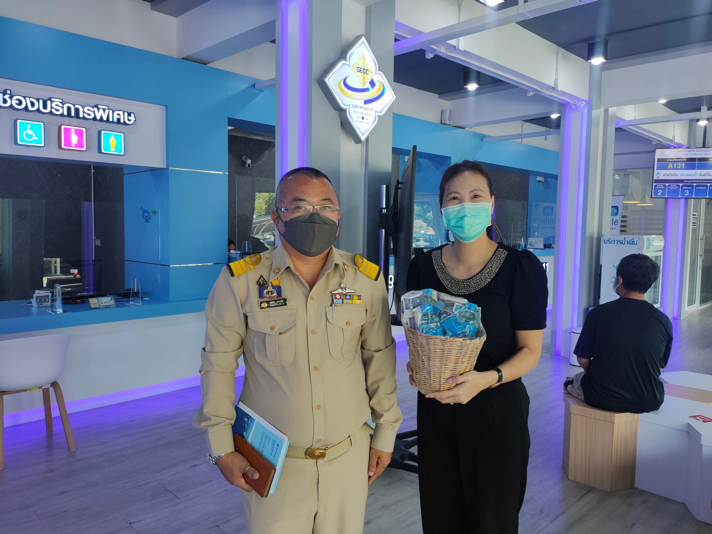ผจก.กปภ.สาขาสมุทรสาคร ลงพื้นที่ประสานงาน กปน. ติดตามการแก้ไขปัญหาการจ่ายน้ำเข้าพื้นที่ปลายท่อ