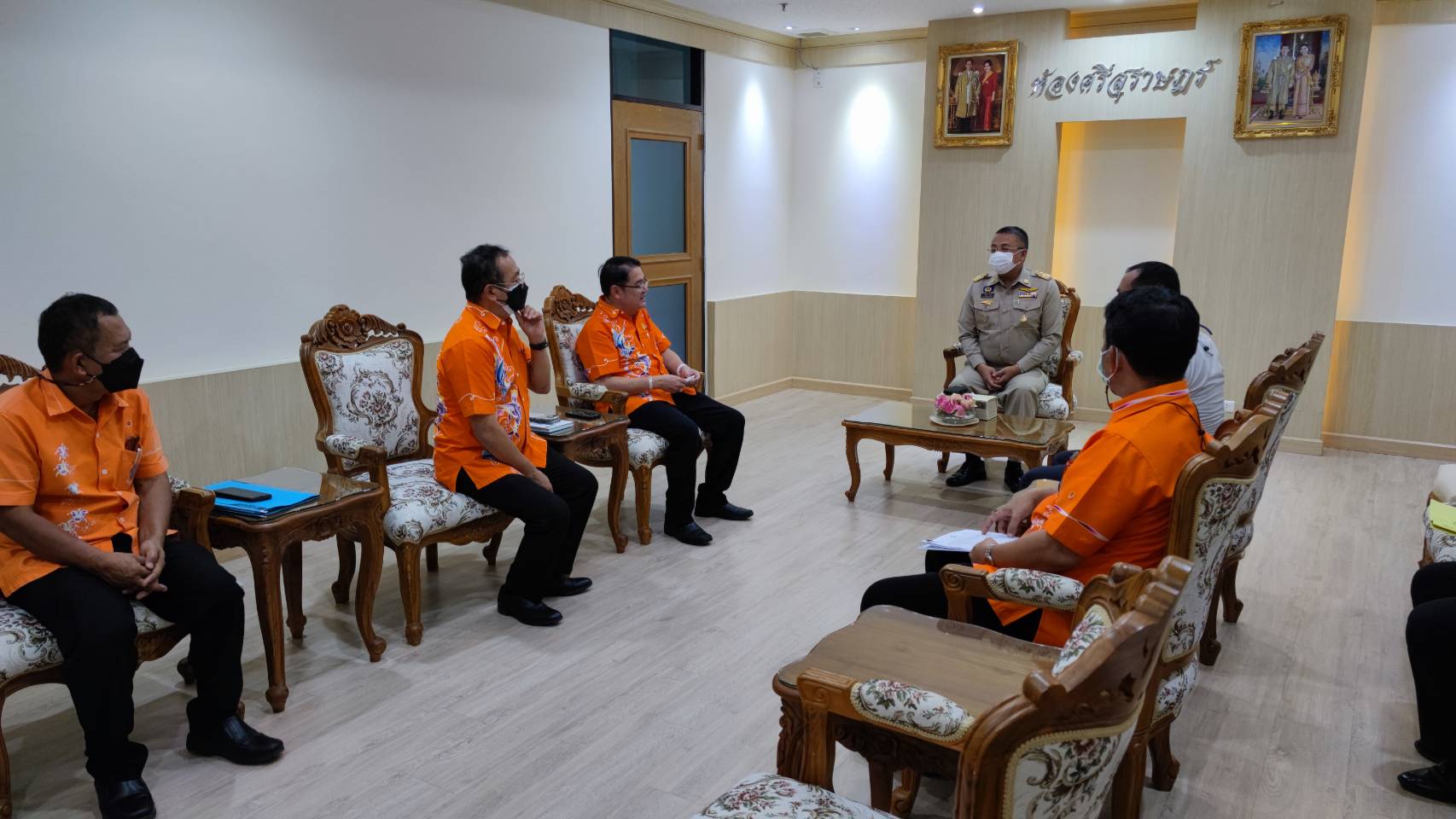 วันพฤหัสบดี ที่ 28 ตุลาคม 2564 นายประทีป กุศลวัฒนะ ผอ.กปภ. เขต 4 พร้อมด้วย นายสิงหชัย อินทพิชัย ผช.กปภ. เขต 4 ผู้อำนวยการกอง และผู้จัดการ กปภ.สาขากาญจนดิษฐ์ พร้อมด้วย คณะทำงานของ เรือนจำกลางจังหวัดสุราษฎร์ธานี โดยท่าน ผู้บัญชาการเรือนจำกลางสุราษฎร์ธานี นายภักดี แก้วเนียม และคณะ เข้าพบผู้ว่าราชการจังหวัดสุราษฎร์ธานี นายวิชวุทย์ จินโต เพื่อหารือและรายงานความก้าวหน้าโครงการขยายเขตการจ่ายน้ำให้กับเรือนจำกลางสุราษฎร์ธานี แห่งใหม่ ณ อำเภอกาญจนดิษฐ์ ในช่วงเดือนพฤษภาคม 2565 ที่จะถึงนี้ ต่อไป