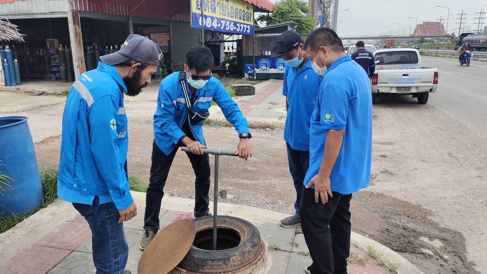 กปภ.สาขาสมุทรสาคร ลงพื้นที่ตรวจสอบสาเหตุ และแก้ปัญหาน้ำไหลอ่อน เพื่อบรรเทาความเดือดร้อนให้กับลูกค้า