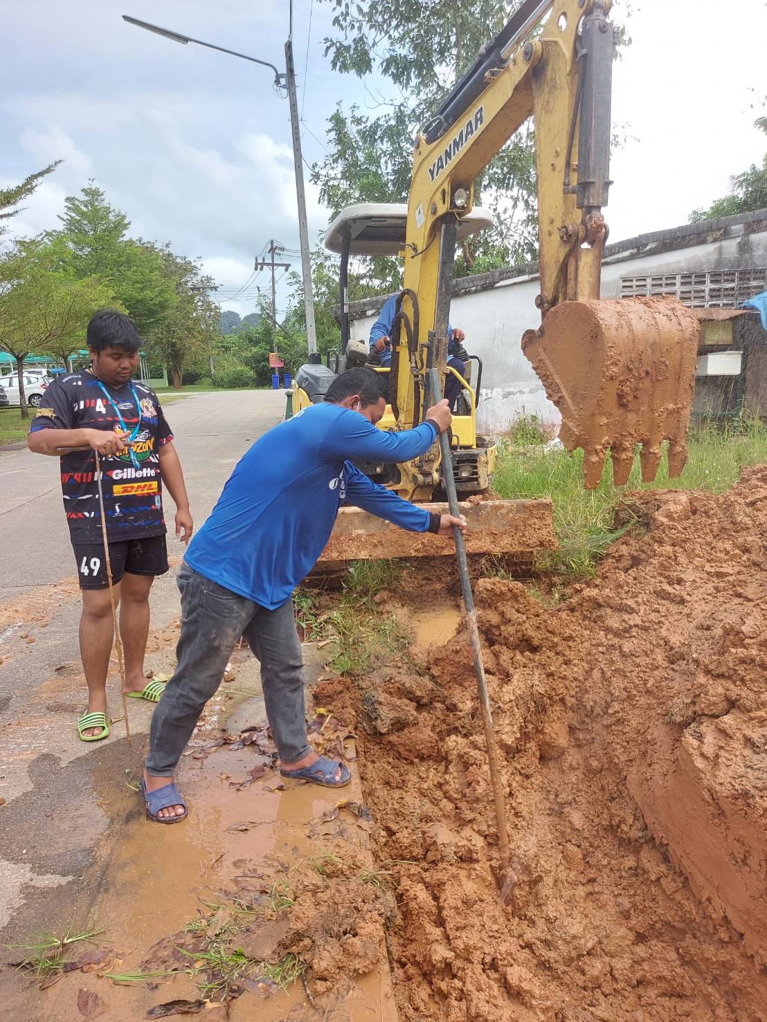 การประปาส่วนภูมิภาคสาขาอ่าวลึก ลงพื้นที่เร่งดำเนินการซ่อมท่อแตก/ท่อรั่ว
