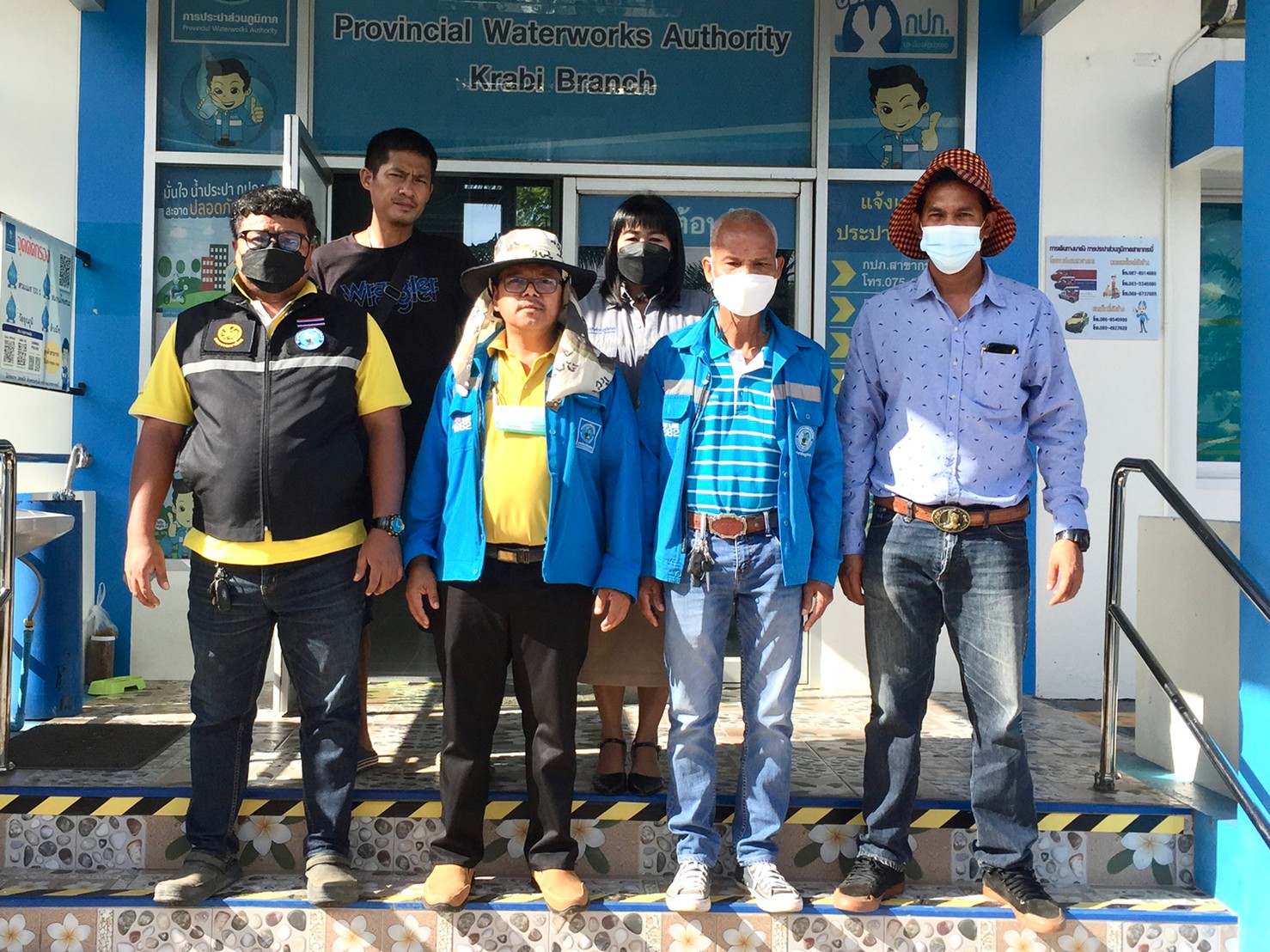 การประปาส่วนภูมิภาคสาขากระบี่ ดำเนินงานตามแผนบริหารจัดการน้ำสูญเสีย เดินหน้าลงพื้นที่ ตำบลเขาพนมอำเภอเขาพนม จังหวัดกระบี่ เดินเท้าหาท่อแตกรั่ว พร้อมซ่อมปิดจุด เพื่อลดการเกิดน้ำสูญเสีย
