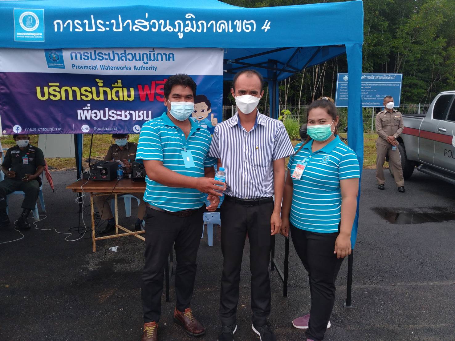 การประปาส่วนภูมิภาคสาขาคลองท่อม มอบน้ำดื่มบรรจุขวดตราสัญลักษณ์กปภ. ณ ศูนย์พัฒนาประสิทธิภาพการให้ความช่วยเหลือและสร้างความปลอดภัยทางการท่องเที่ยว ต.ไสไทย อ.เมืองกระบี่ จ.กระบี่