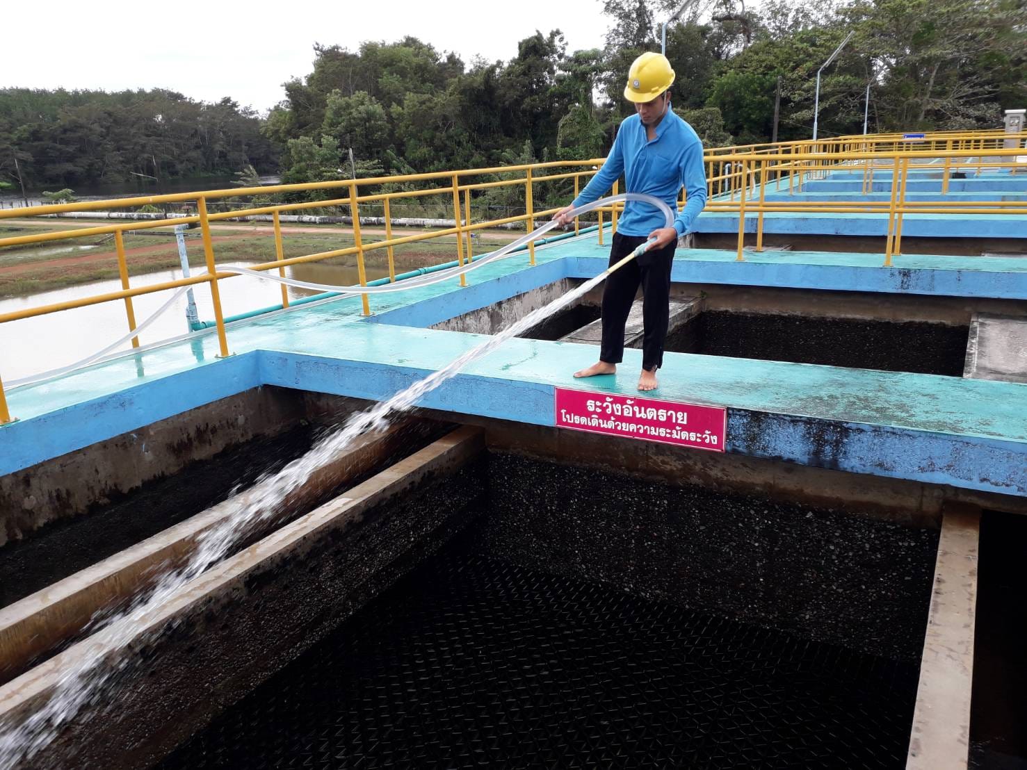 การประปาส่วนภูมิภาคสาขาตราด ดำเนินการล้างถังตกตะกอน ใบที่ 3ณ สถานีผลิตน้ำปลายคลอง2
