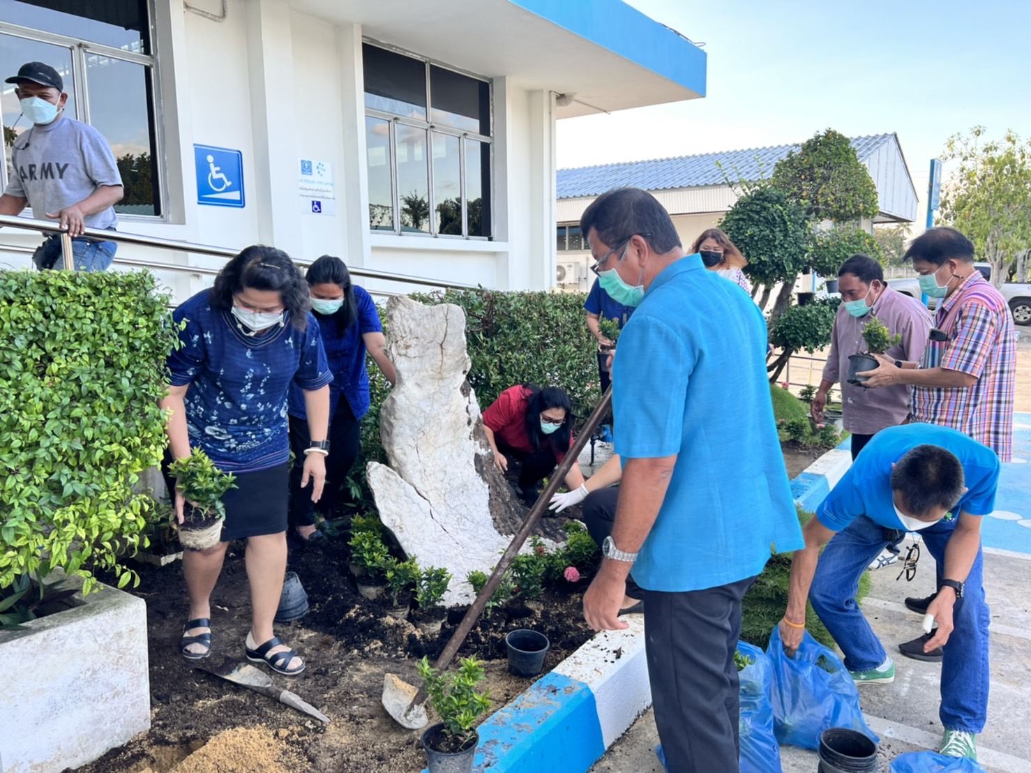 กปภ.สาขาอ้อมน้อยจัดกิจกรรมเสริมสร้างความสามัคคีโดยการร่วมกันปรับปรุงภูมิทัศน์โดยรอบสำนักงาน