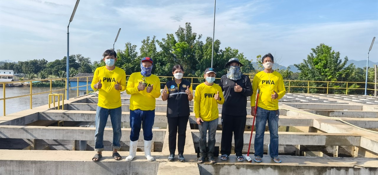 กปภ.สาขากาญจนบุรี ร่วมแรงร่วมใจล้างถังตกตะกอนเพื่อเพิ่มประสิทธิภาพด้านคุณภาพน้ำประปา