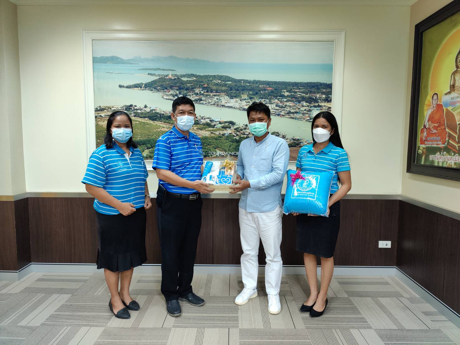 วันอังคารที่ 23 พฤศจิกายน 2564 นายสุรพงศ์ สมหวัง ผู้จัดการการประปาส่วนภูมิภาคสาขากาญจนดิษฐ์ พร้อมด้วยหัวหน้างานและพนักงานในสังกัด ร่วมกิจกรรม มอบของที่ระลึกให้แก่ ลูกค้ารายใหญ่ ณ สำนักงานเทศบาลเมืองดอนสัก การประปาส่วนภูมิภาค ในฐานะเป็นรัฐวิสาหกิจผู้ให้บริการสาธารณูปโภคขั้นพื้นฐานที่สำคัญต่อชีวิตของประชาชน ได้กำหนดให้การพัฒนาความยั่งยืนภายใต้กรอบกำกับดูแลกิจการที่ดีเป็นหนึ่งในภาระกิจสำคัญ และเพื่อให้กปภ.เจริญก้าวหน้าตามแนวทางดังกล่าว จึงต้องอาศัยการมีส่วนร่วมและความคิดเห็นจากผู้มีส่วนได้เสียทุกภาคส่วนในการกำหนดทิศทางกลยุทธ์การขับเคลื่อนองค์กรสู่เป้าหมายที่วางไว้นั้น
