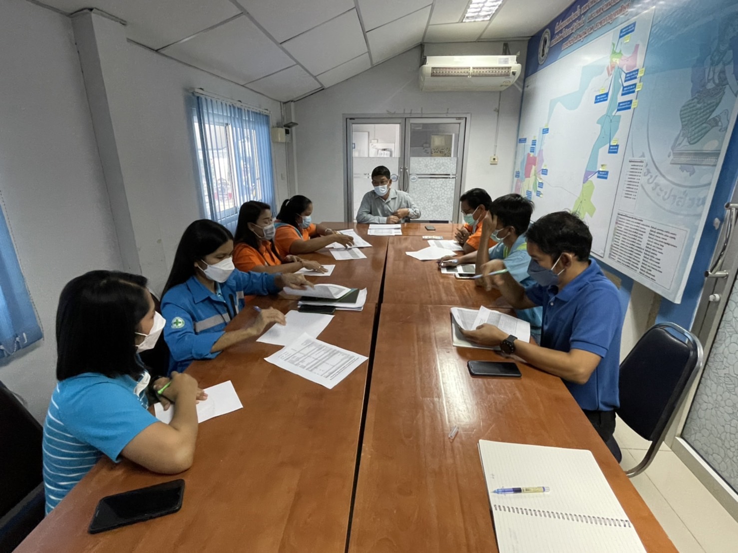 วันพฤหัสบดีที่ 25 พฤศจิกายน 2564 การประปาส่วนภูมิภาคสาขากาญจนดิษฐ์ โดยผู้จัดการสุรพงศ์ สมหวังพร้อมหัวหน้างานและพนักงานในสังกัดงานละ 1 คนร่วมประชุมติดตาม ผลการดำเนินงานช่วงเดือนตุลาคมที่ ผ่านมาโดยการดำเนินการยึดกรอบเป้า ปี 2565 ที่ทาง กปภ.กำหนดให้ซึ่งยังมีบางหัวขัอที่ผลการดำเนินการยังไม่เข้าเป้า ที่ กปภ.กำหนด การประชุมจึงเป็นการนำเสนอแนวทางเพื่อปรับปรุงการทำงานและแก้ไขปัญหาอุปสรรคที่เกิดขึ้น เพื่อให้ได้ผลการปฎิบัติงานตามเป้าที่ กปภ.กำหนดต่อไปในไตรมาส 1/2565 ต่อไปและรักษาสภาพผลการปฎิบัติงานให้ได้ตามเป้าที่กำหนดตลอดไป