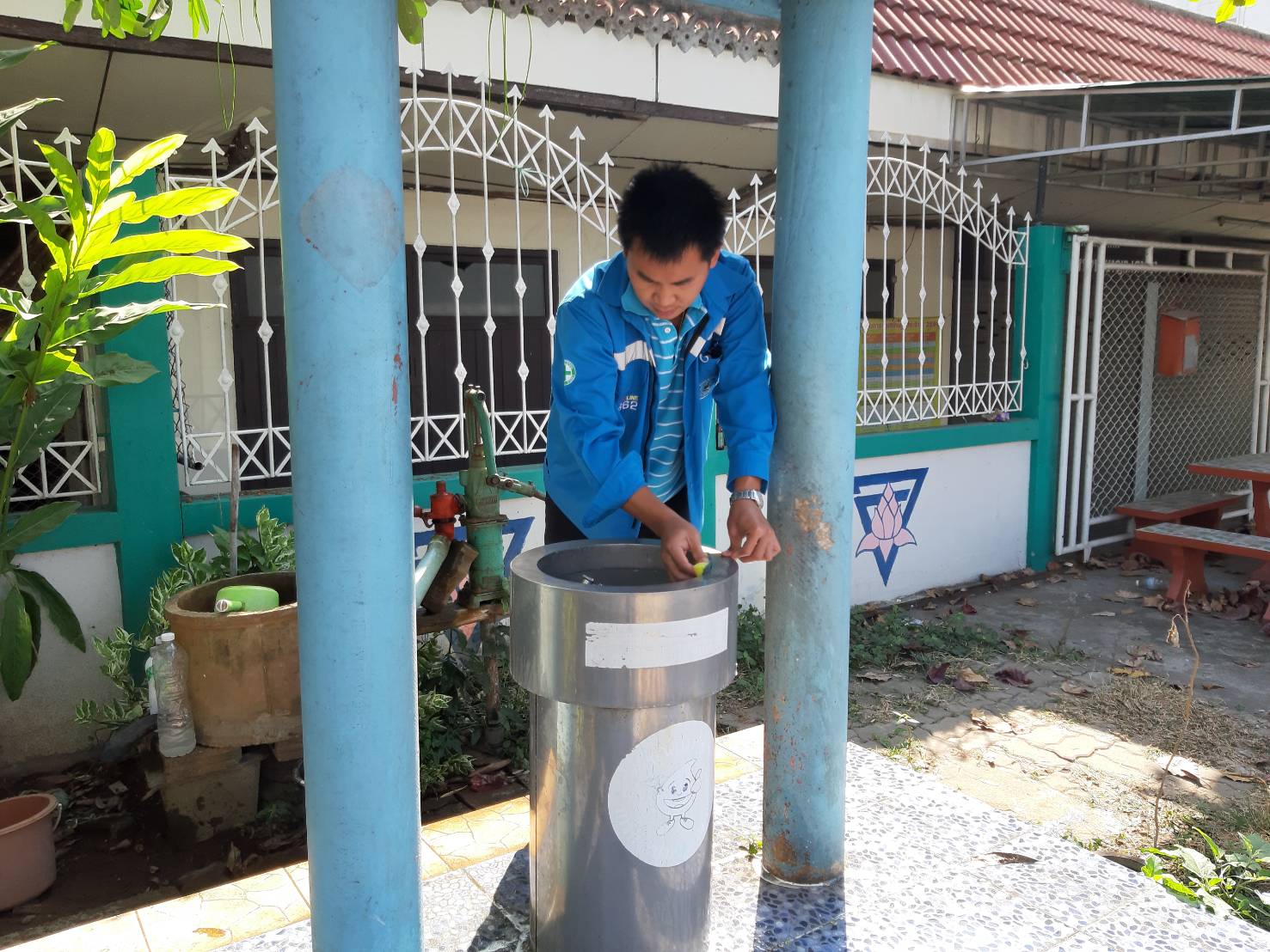 กปภ.สาขาเกาะคา ทำความสะอาดแท่นน้ำดื่ม ประจำเดือน พฤศจิกายน 2564 หน้าวิทยาลัยเทคนิคนครลำปางและหน้าโรงเรียนอนุบาลเกาะคา