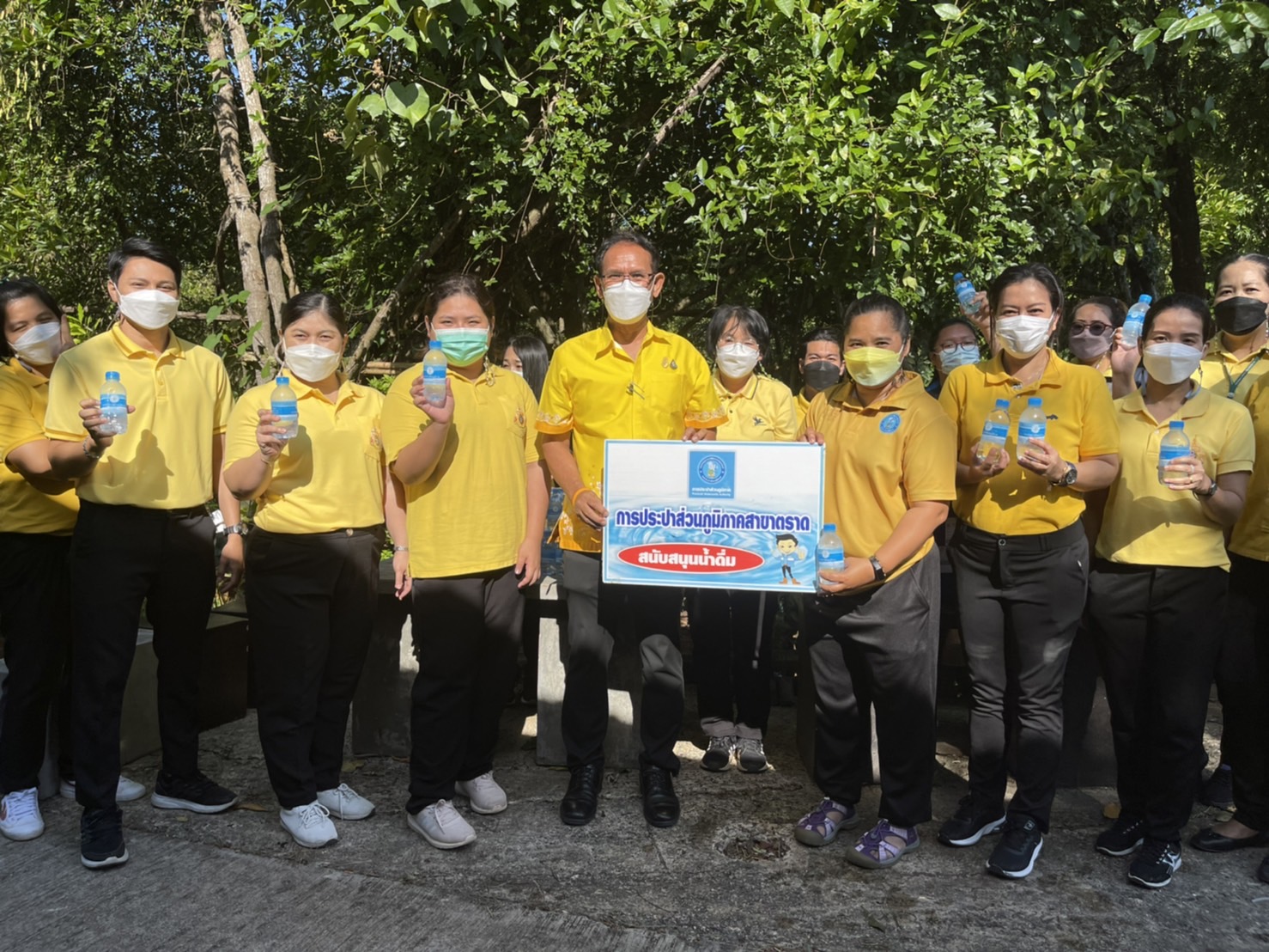 กปภ.สาขาตราด สนับสนุนน้ำดื่มบรรจุขวดตราสัญลักษณ์ กปภ.ในกิจกรรม ปลูกป่าในเมืองตราด หาดทรายดำ 1 เดียวในสยาม เนื่องในวันพ่อแห่งชาติและวันดินโลก
