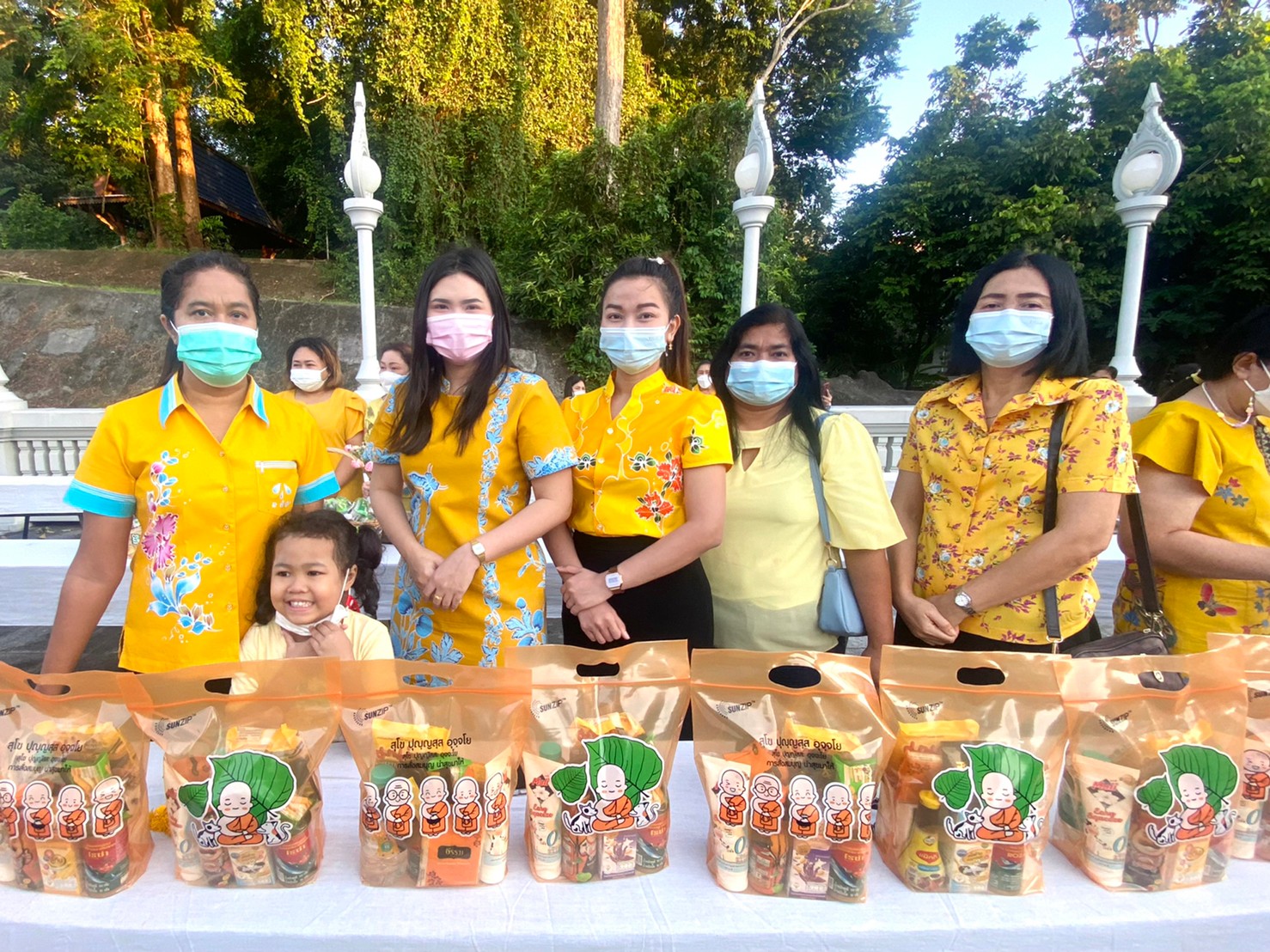 การประปาส่วนภูมิภาคสาขากระบี่ พร้อมใจกันทำบุญตักบาตรถวายพระราชกุศลแด่พระบาทสมเด็จพระบรมชนกาธิเบศร มหาภูมิพลอดุลยเดชมหาราช บรมนาถบพิตรด้วยสำนึกในพระมหากรุณาธิคุณ เนื่องในวันคล้ายวันพระบรมราชสมภพ วันชาติและวันพ่อแห่งชาติ 5 ธันวาคม