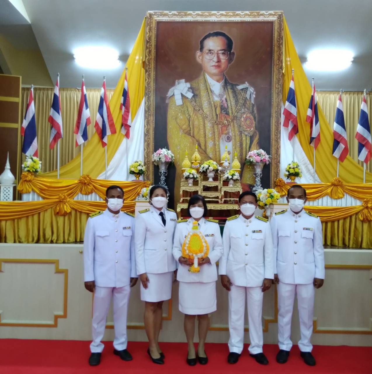 กปภ.สาขาคลองท่อมเข้าร่วมพิธีวางพานพุ่มดอกไม้และถวายบังคมเนื่องในวันคล้ายวันพระบรมราชสมภพพระบาทสมเด็จพระบรมชนกาธิเบศร มหาภูมิพลอดุลยเดชมหาราช บรมนาถบพิตร วันชาติ และวันพ่อแห่งชาติ