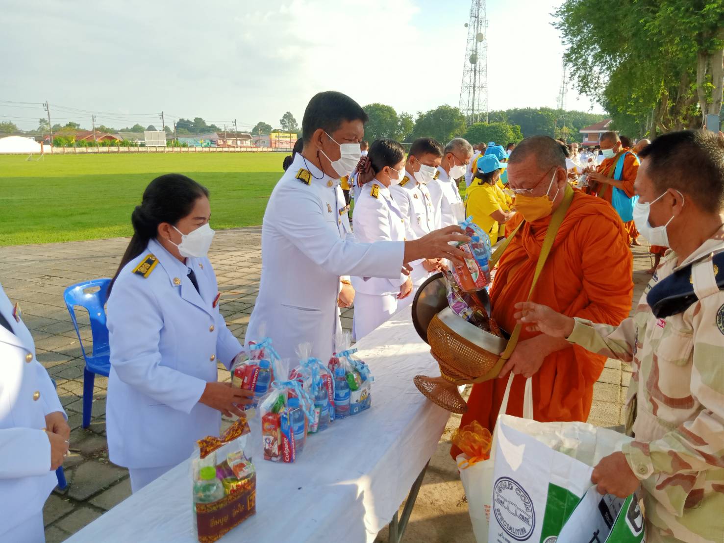 ในวันที่ 5 ธันวาคม 2564 การประปาส่วนภูมิภาคสาขากาญจนดิษฐ์ นำโดยนายสุรพงศ์ สมหวัง ผู้จัดการการประปาส่วนภูมิภาคสาขากาญจนดิษฐ์ พร้อมด้วยพนักงานในสังกัด เข้าร่วมกิจกรรมเนื่องในวันคล้ายวันพระบรมราชสมภพ พระบาทสมเด็จพระบรมชนกาธิเบศร มหาภูมิพลอดุลยเดชมหาราช บรมนาถบพิตร วันชาติ และวันพ่อแห่งชาติ 5 ธันวาคม 2564 โดยในเวลา 06.30 น.ได้เข้าร่วมพิธีทำบุญตักบาตรถวายเป็นพระราชกุศล ณ บริเวณหน้าศาลาประชาคม อำเภอกาญจนดิษฐ์ ตำบลกะแดะ อำเภอกาญจนดิษฐ์ จังหวัดสุราษฎร์ธานี