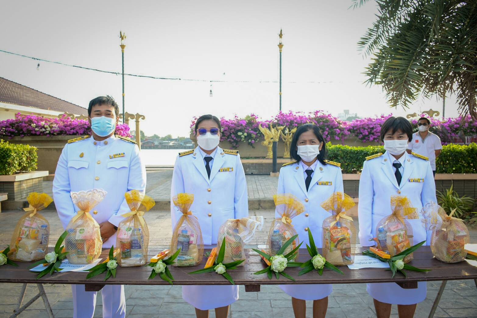 กปภ.สาขารังสิต (ชั้นพิเศษ) เข้าร่วมกิจกรรมทำบุญตักบาตรเนื่องในวันคล้ายวันพระราชสมภพพระบาทสมเด็จพระบรมชนกาธิเบศรฯ วันชาติ และวันพ่อแห่งชาติ 5 ธันวาคม 2564