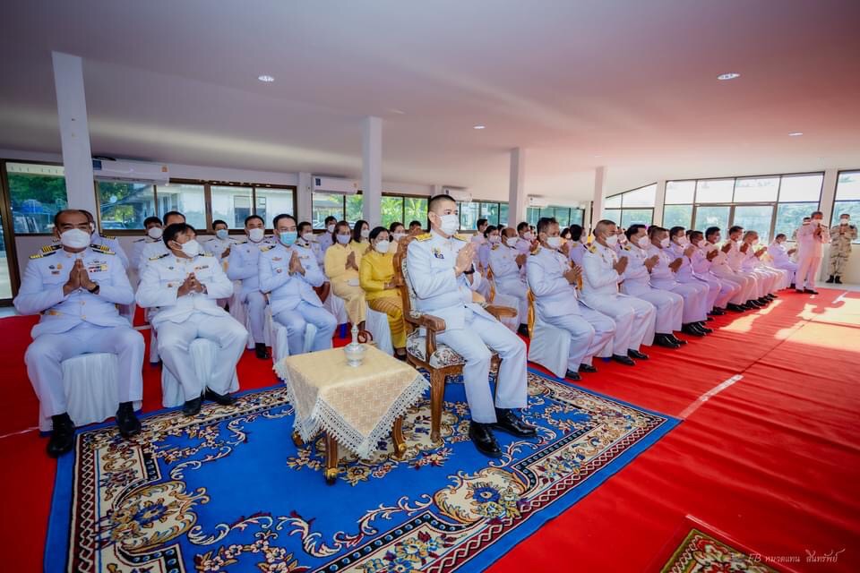กปภ.สาขาเกาะพะงัน เข้าร่วมกิจกรรมวางพานพุ่มดอกไม้ ถวายบังคม และตักบาตรข้าวสารอาหารแห้ง